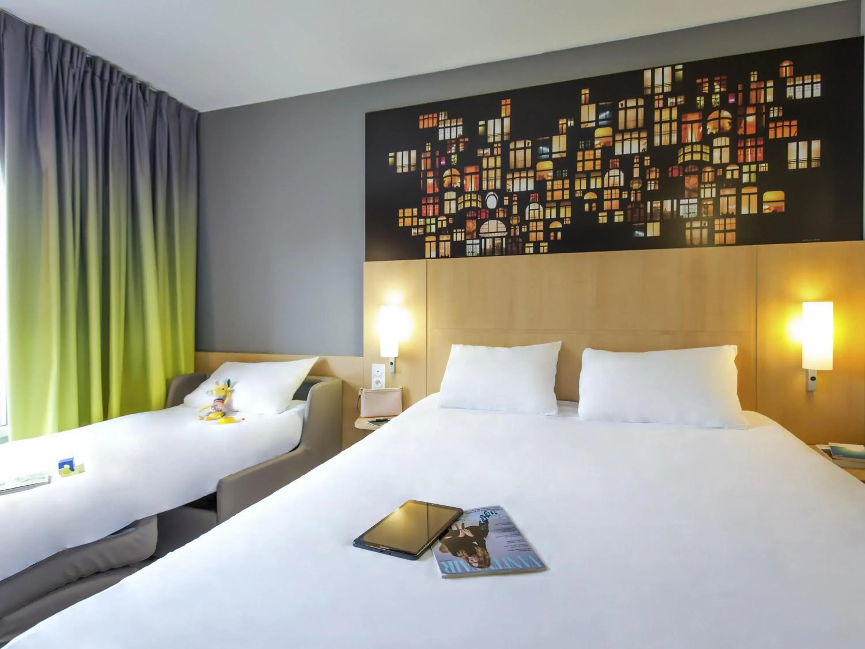 Standard Room with One Double Bed and One Single Bed in ibis Lyon Sud Vienne Saint-Louis Standard Room with One Double Bed and One Single Bed in ibis Lyon Sud Vienne Saint-Louis