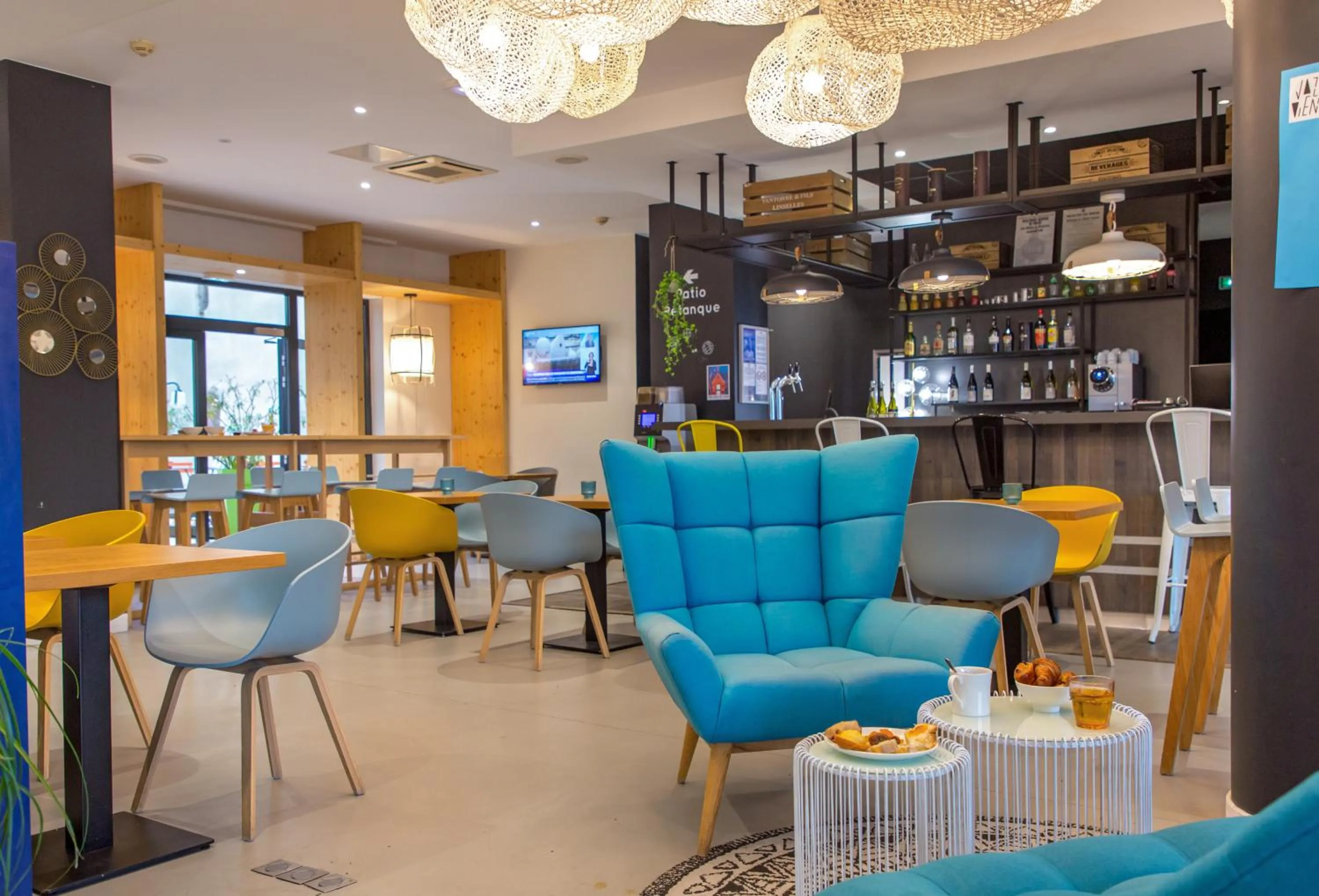 Lounge or bar in ibis Lyon Sud Vienne Saint-Louis