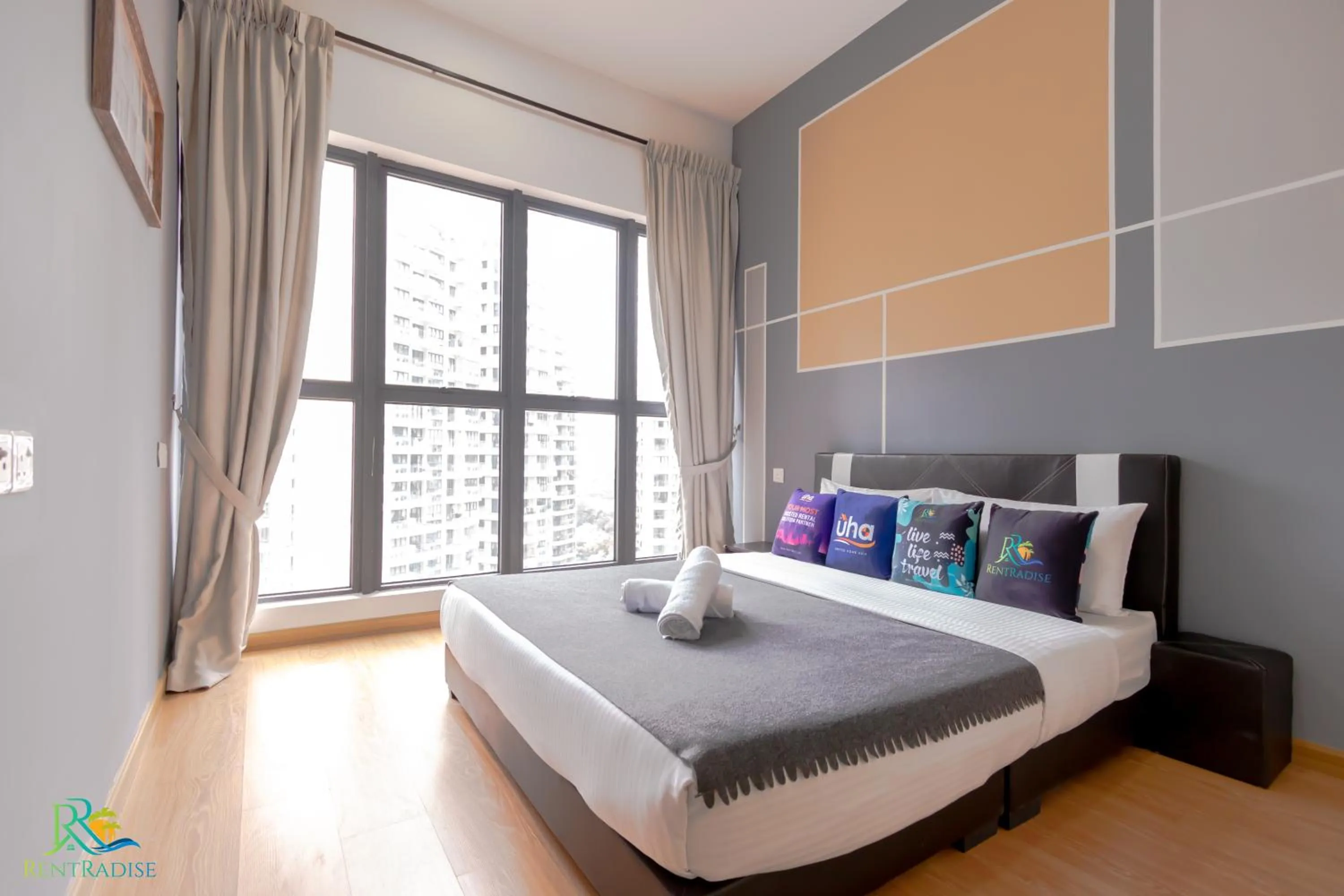 Photo of the whole room, Bed in Country Garden Danga Bay @ UHA