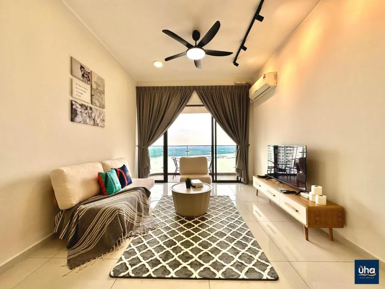 Communal lounge/ TV room in Country Garden Danga Bay @ UHA