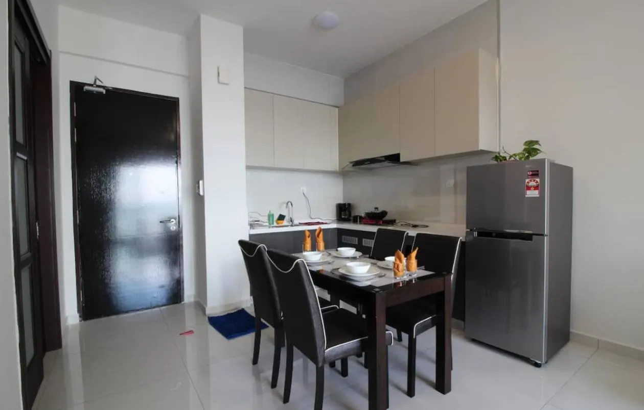 Kitchen or kitchenette in Country Garden Danga Bay @ UHA