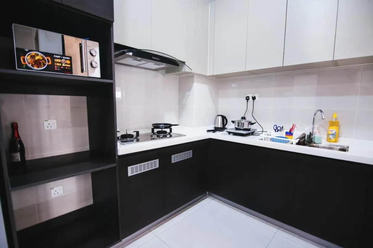Kitchen or kitchenette in Country Garden Danga Bay @ UHA