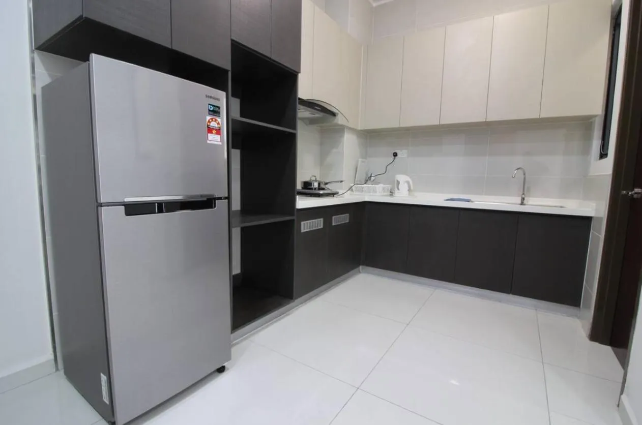Kitchen or kitchenette in Country Garden Danga Bay @ UHA