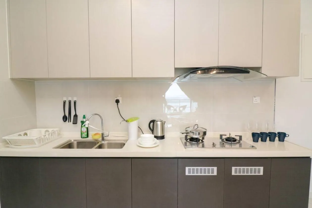 Kitchen or kitchenette in Country Garden Danga Bay @ UHA