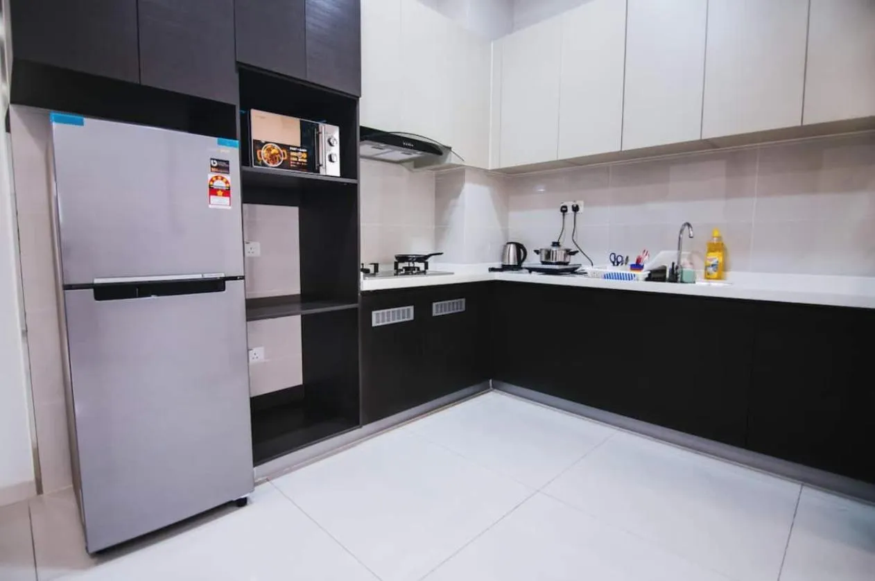 Kitchen or kitchenette in Country Garden Danga Bay @ UHA