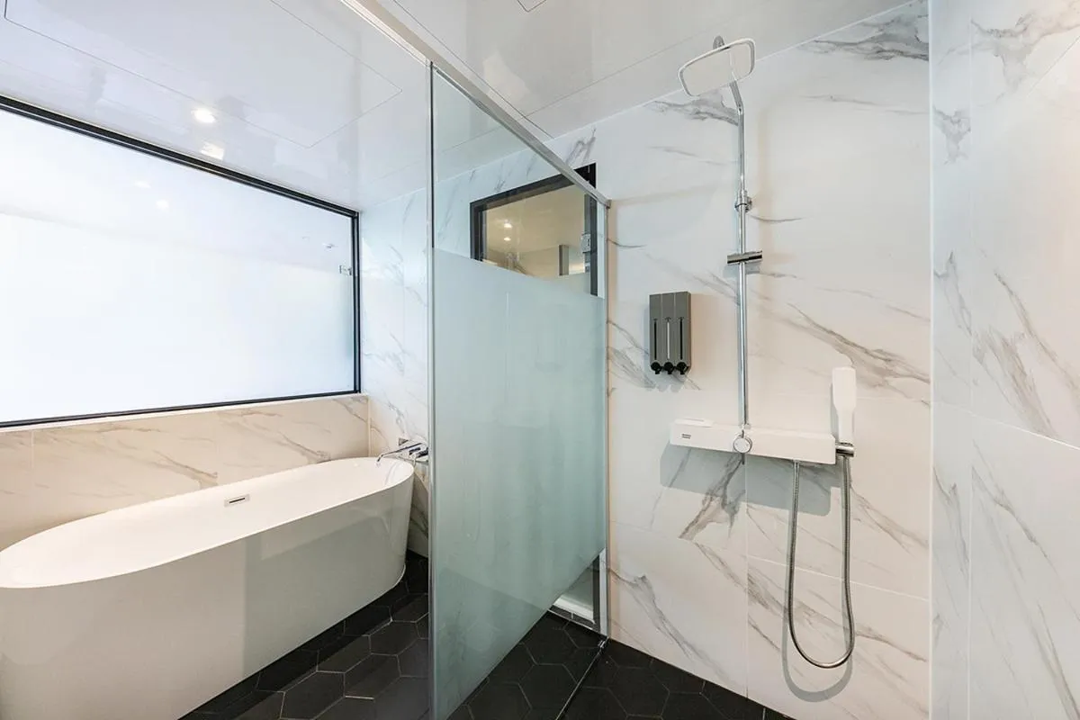 Shower in Brown Dot Hotel Ulsan Jangsaengpo