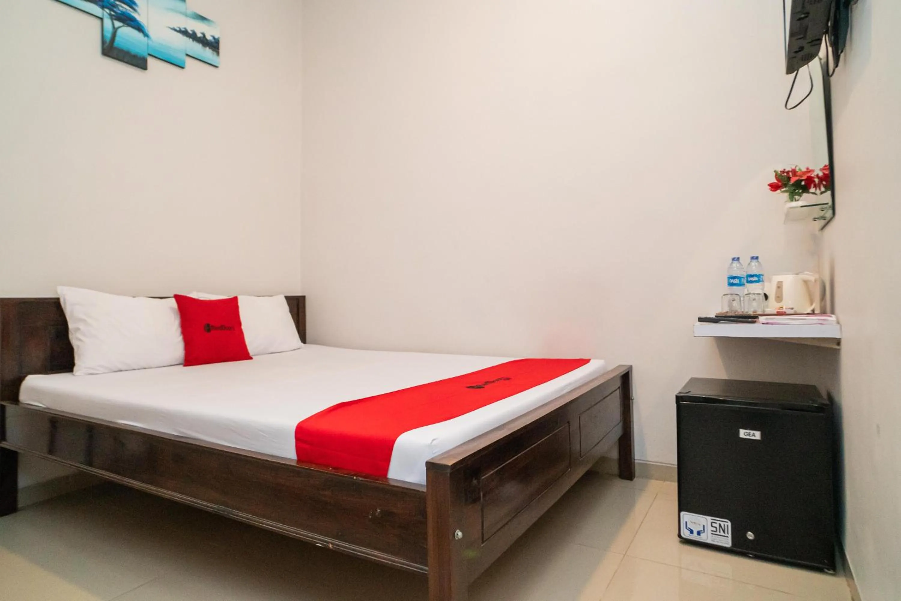 Bed in RedDoorz at MERR Rungkut Jl Gunung Anyar