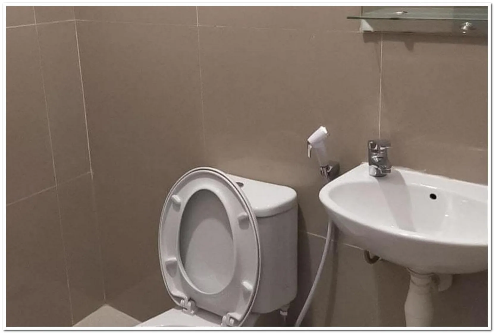 Bathroom in RedDoorz at MERR Rungkut Jl Gunung Anyar