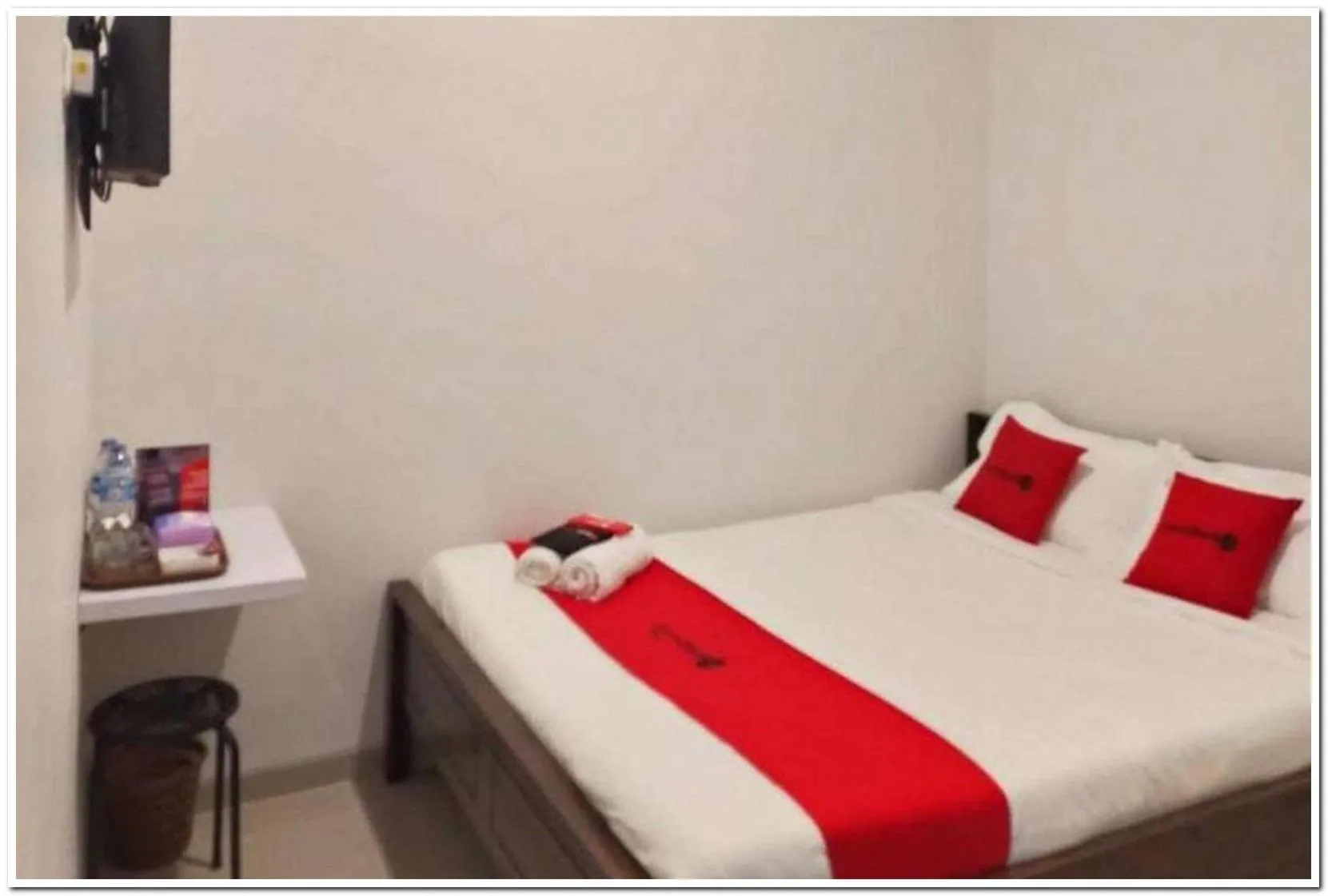 Bedroom, Bed in RedDoorz at MERR Rungkut Jl Gunung Anyar