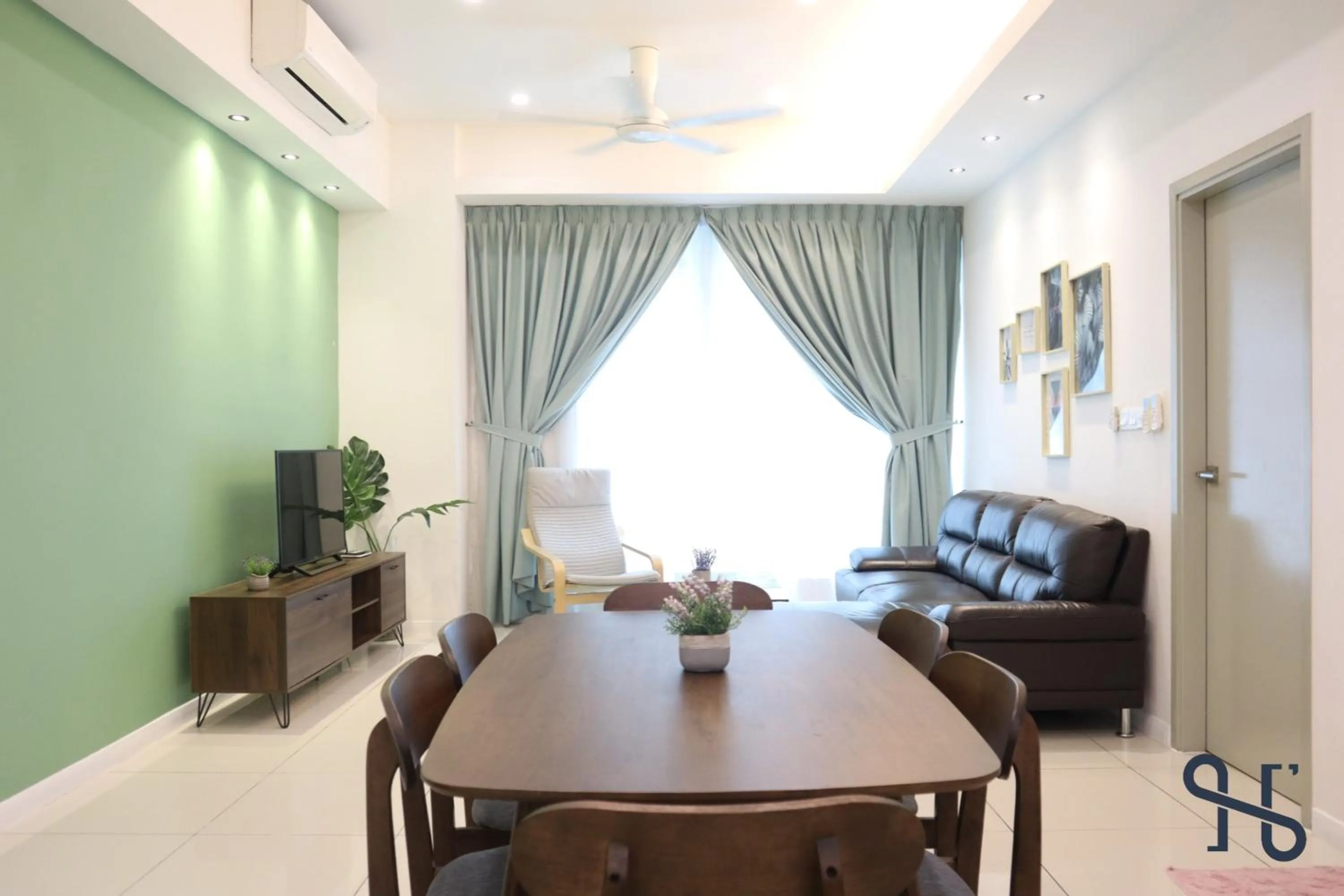 Communal lounge/ TV room in Homesuite' Home at Sutera Avenue
