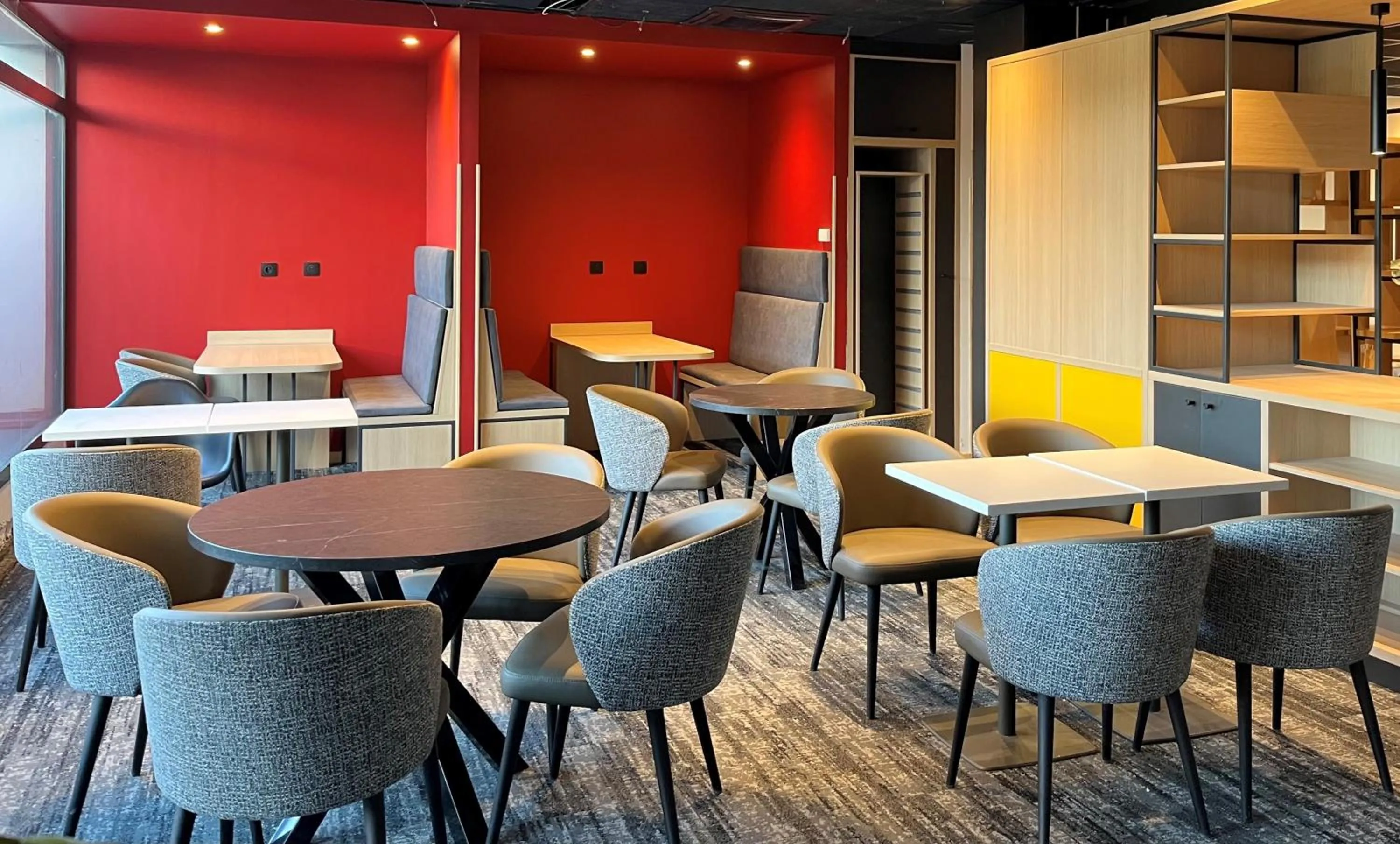 Lounge or bar in ibis Clermont Ferrand Montferrand