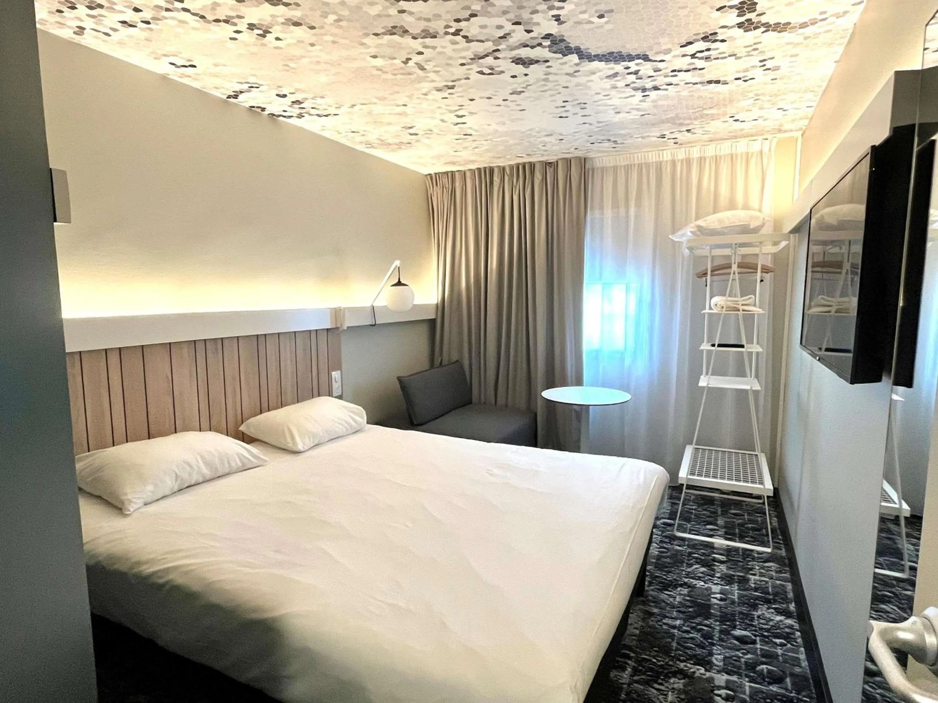 Bedroom, Bed in ibis Clermont Ferrand Montferrand