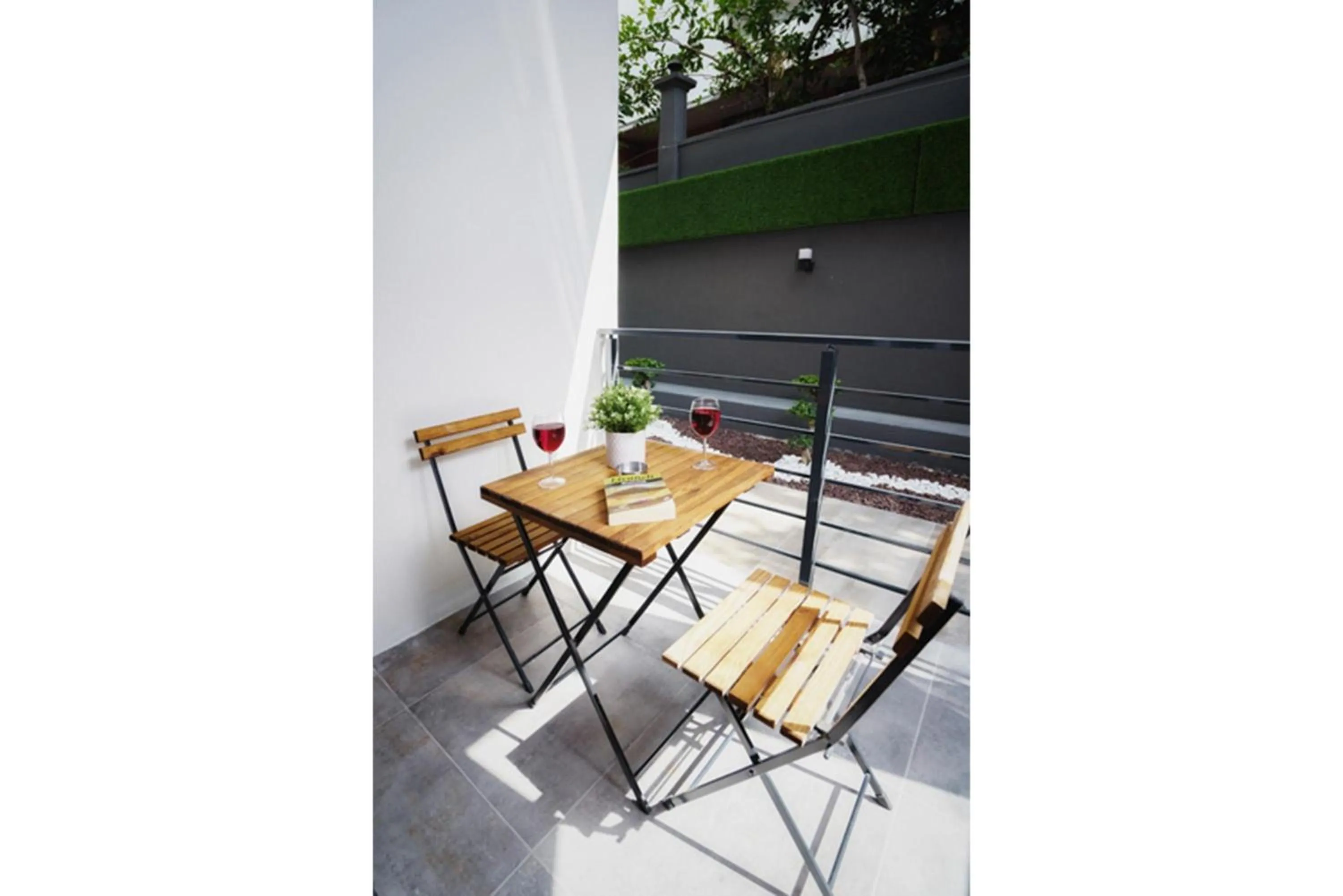 Seating area in Stile Suite Family Hotel