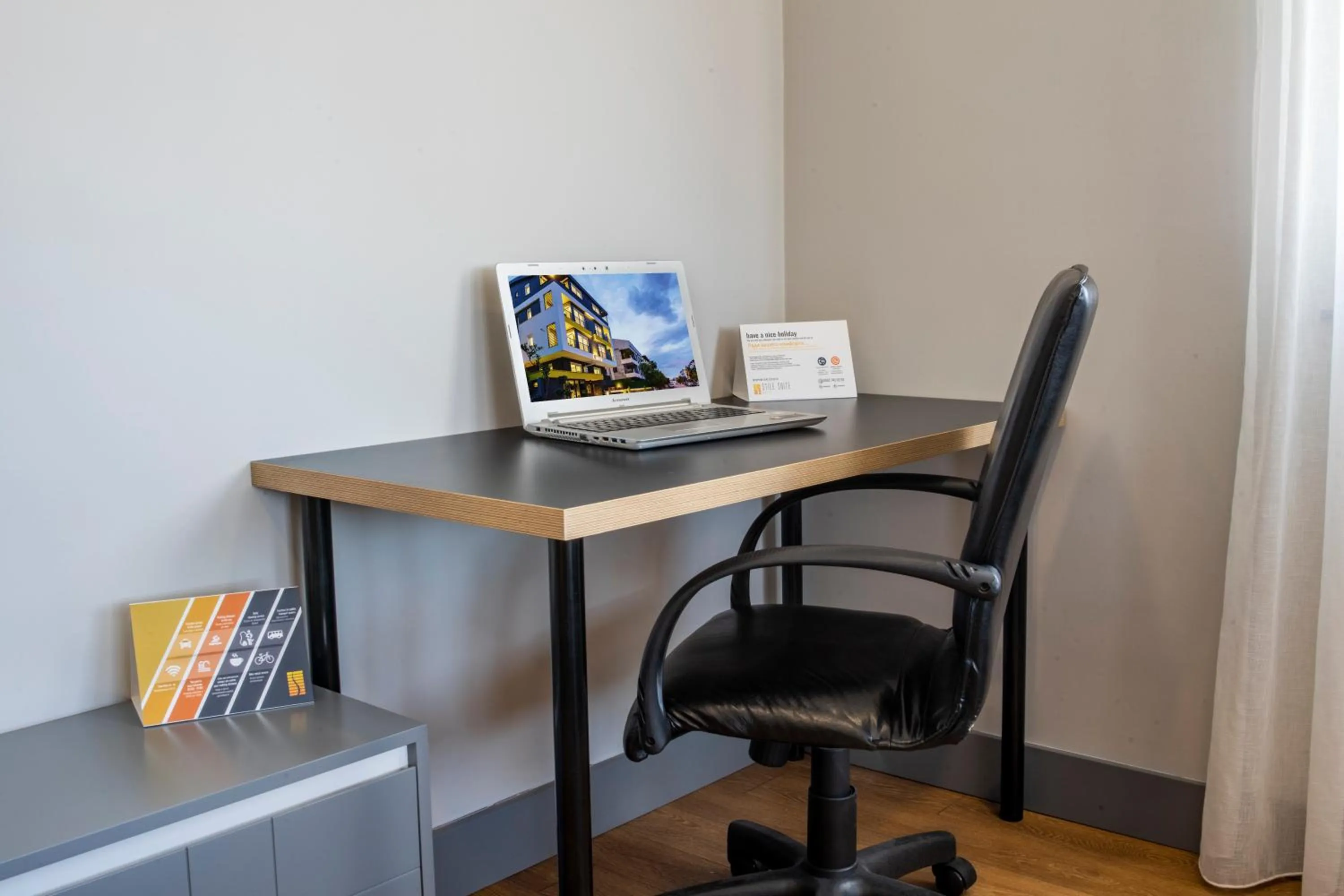 Communal lounge/ TV room in Stile Suite Family Hotel