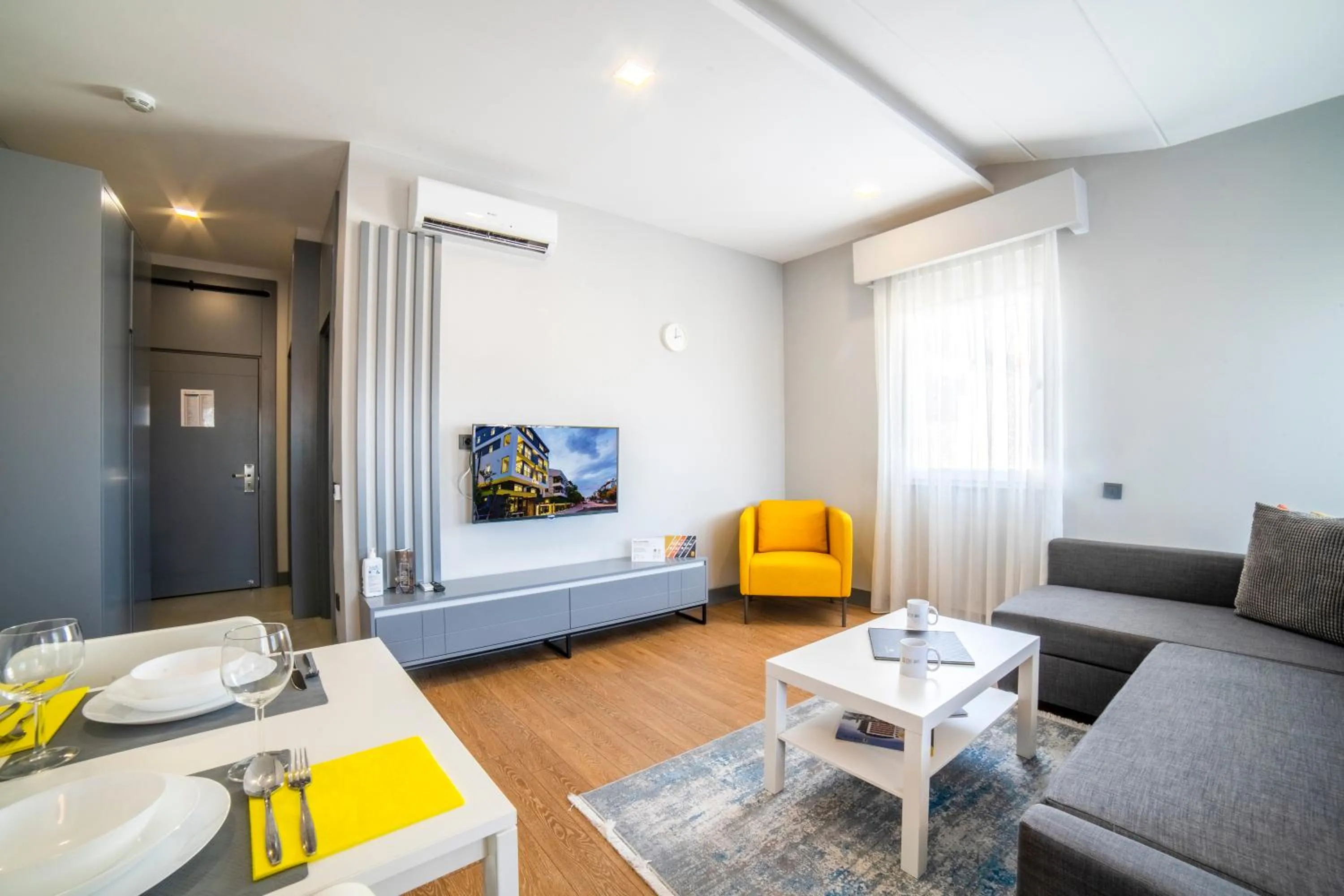 Seating area, Bed in Stile Suite Family Hotel