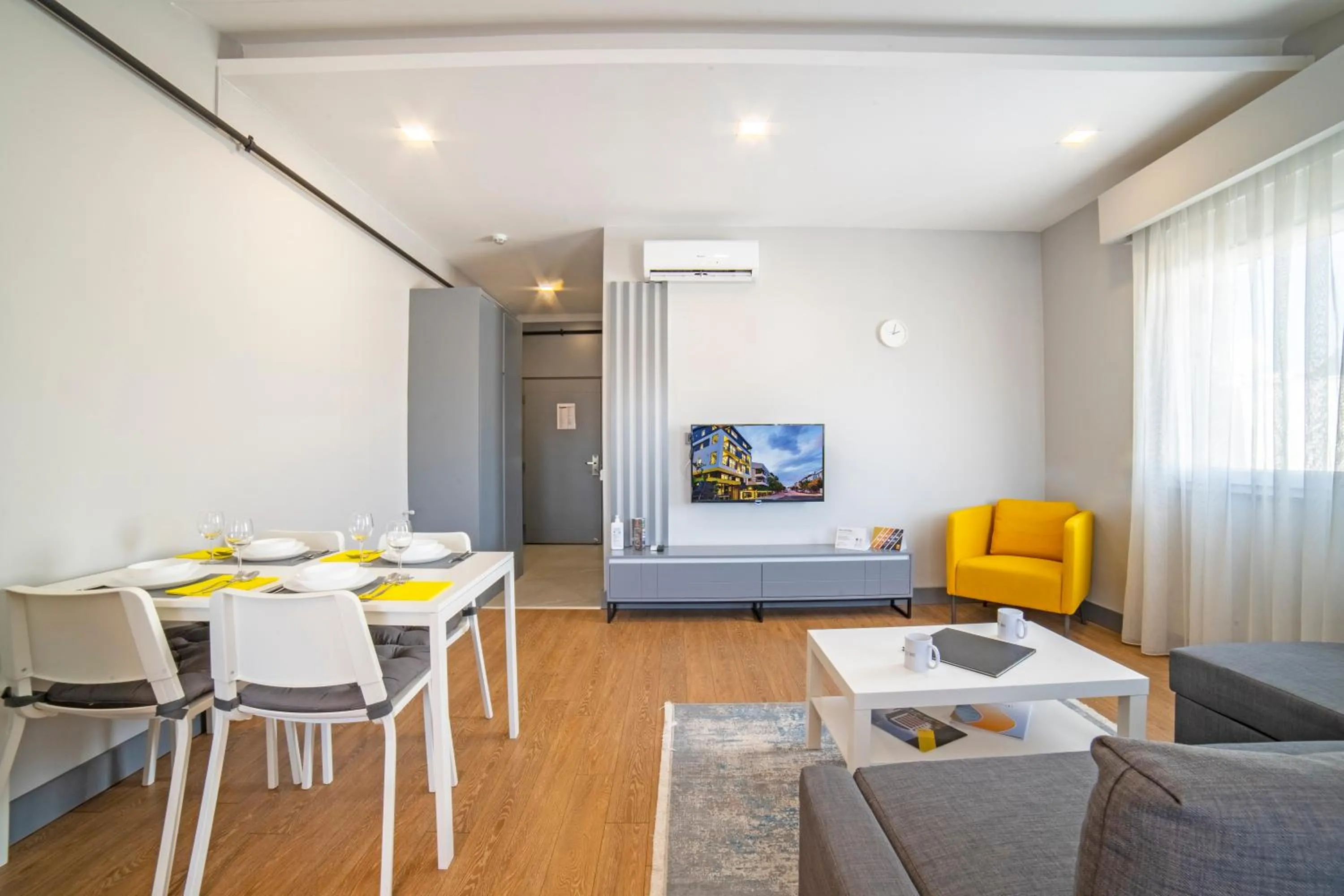 Seating area in Stile Suite Family Hotel