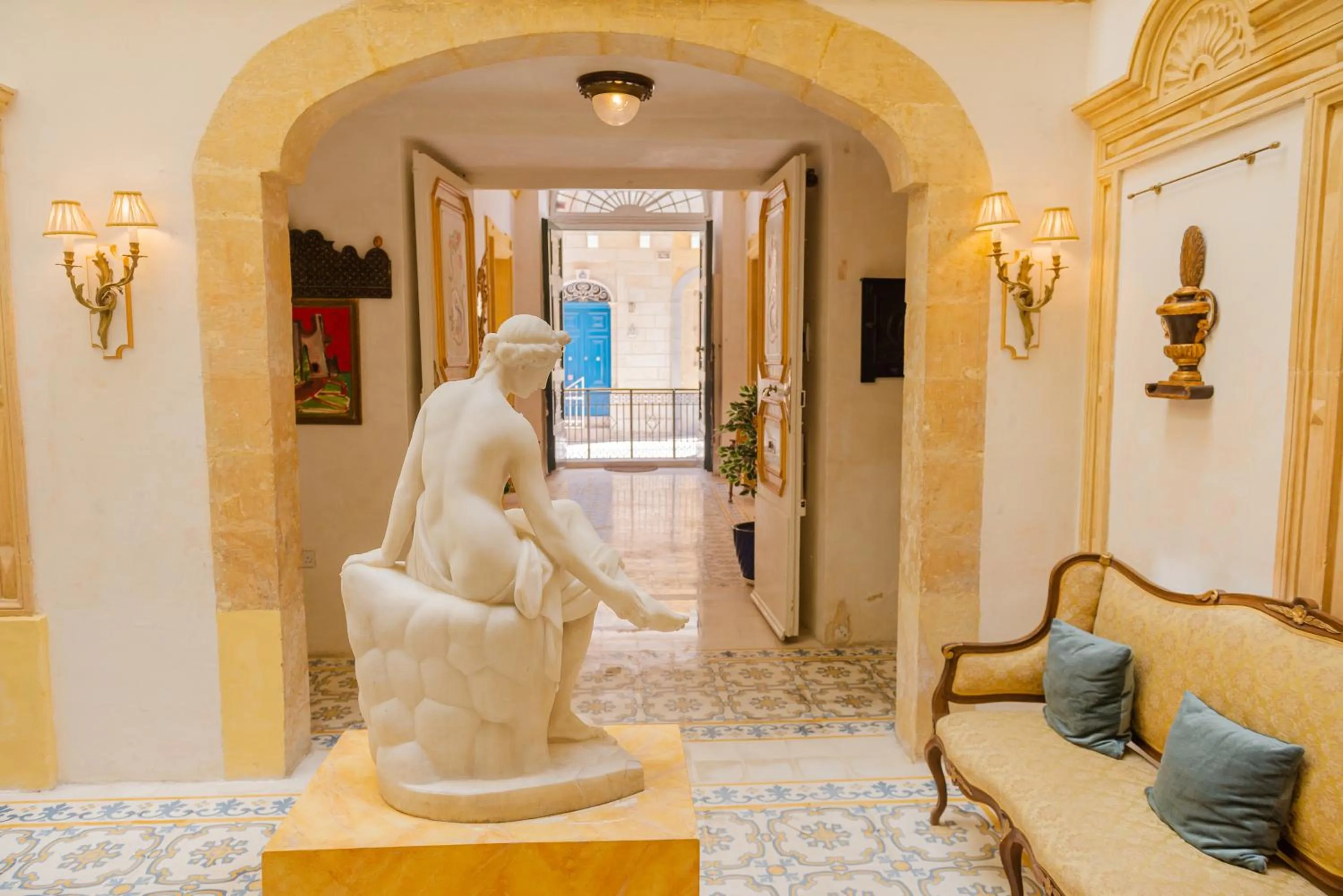 Inner courtyard view in Casa Rocca Piccola B&B