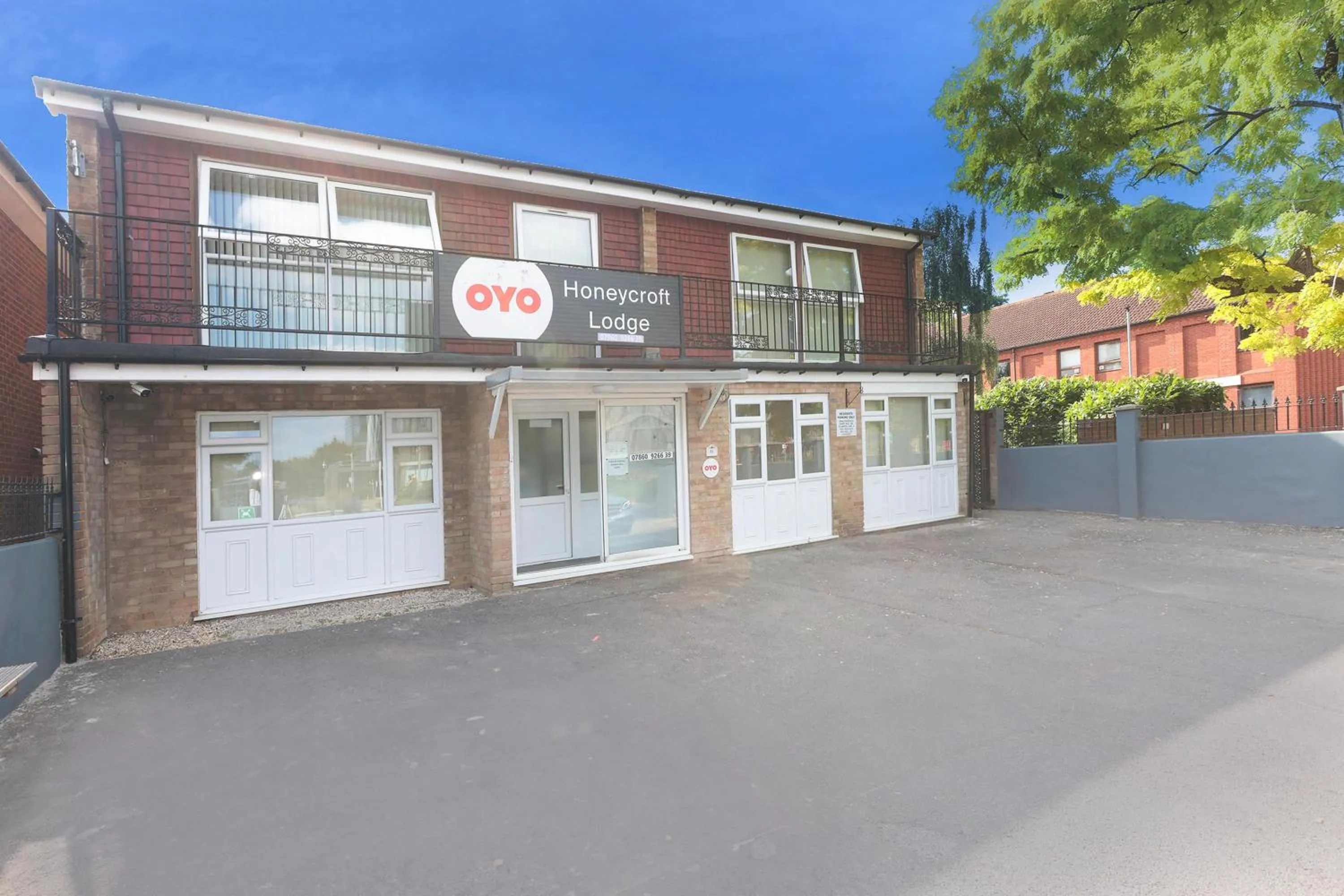 Facade/entrance in OYO Honeycroft Lodge, Uxbridge