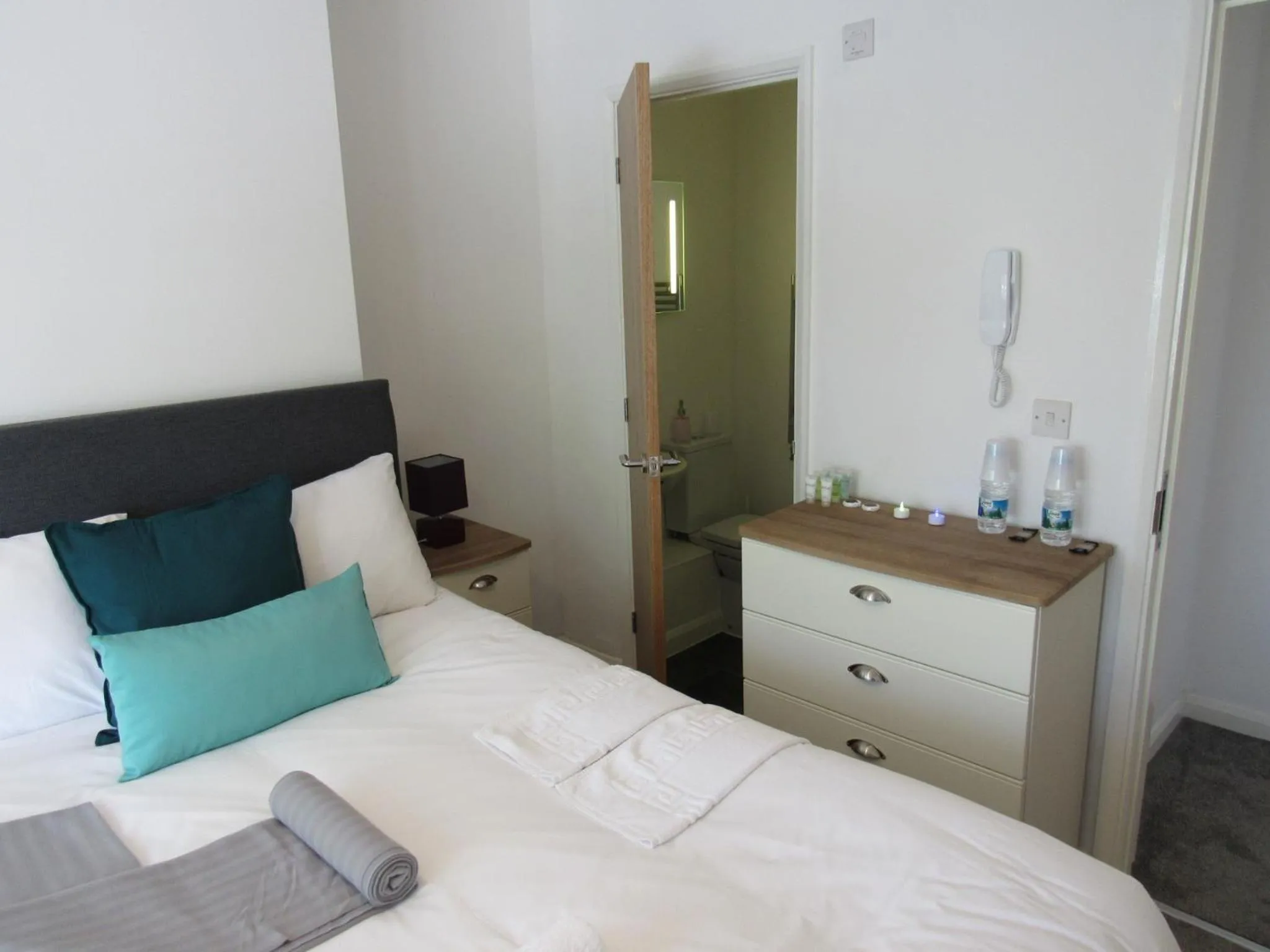 Bed in The Cambridge Suites - Tas Accommodations