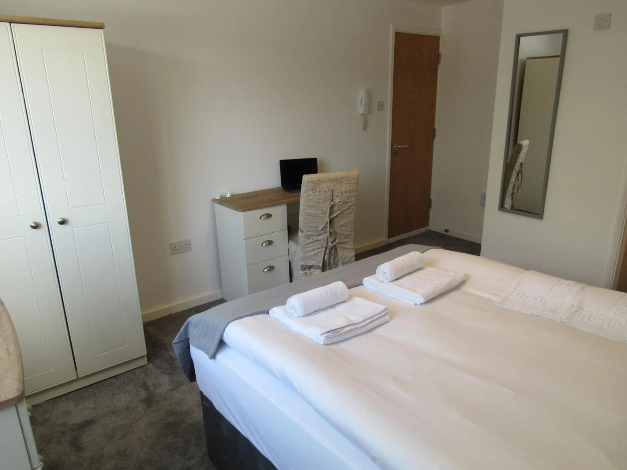 Bed in The Cambridge Suites - Tas Accommodations