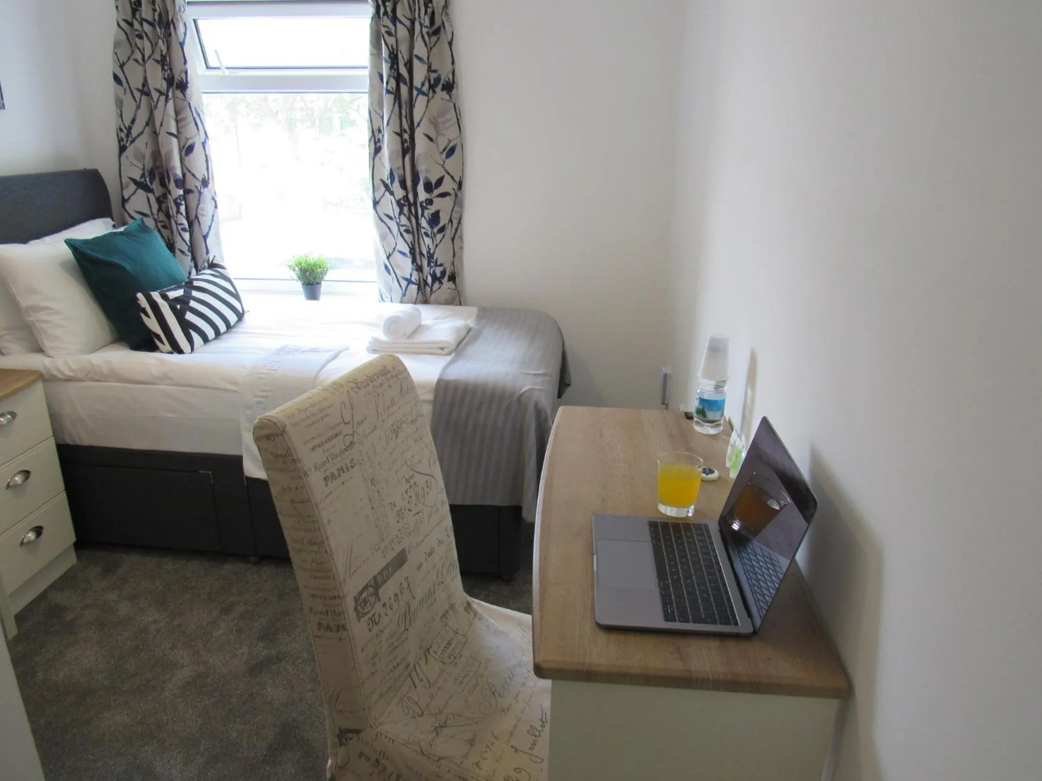 Bed in The Cambridge Suites - Tas Accommodations