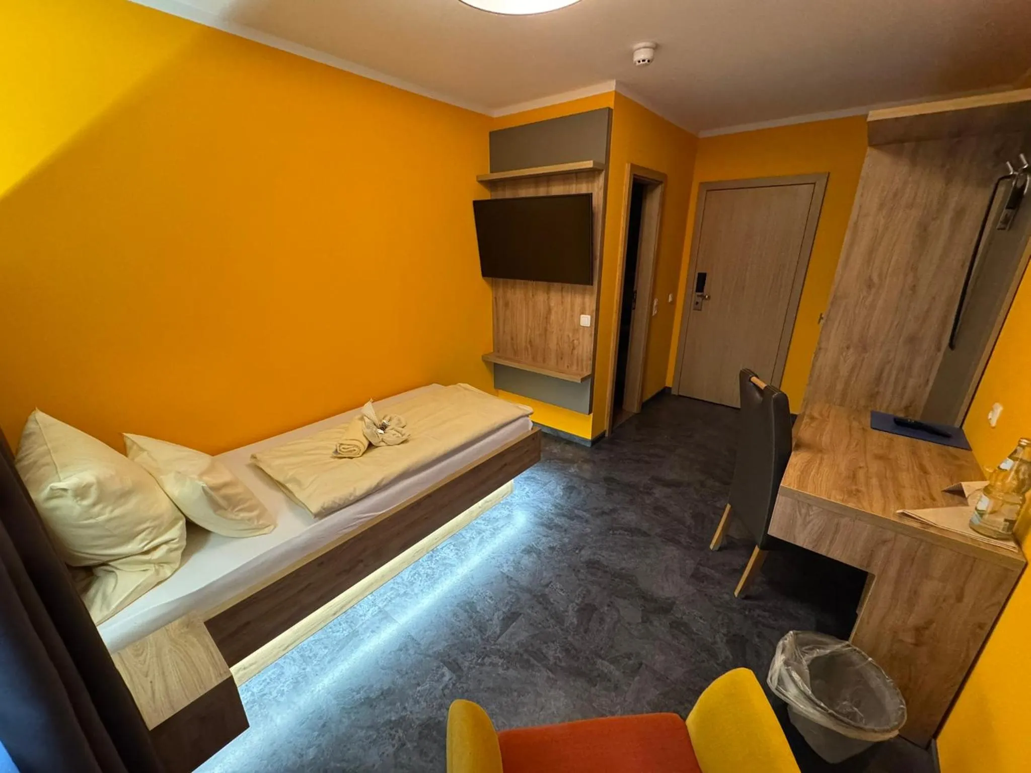 Photo of the whole room, Bed in Heidekönig Hotel Celle