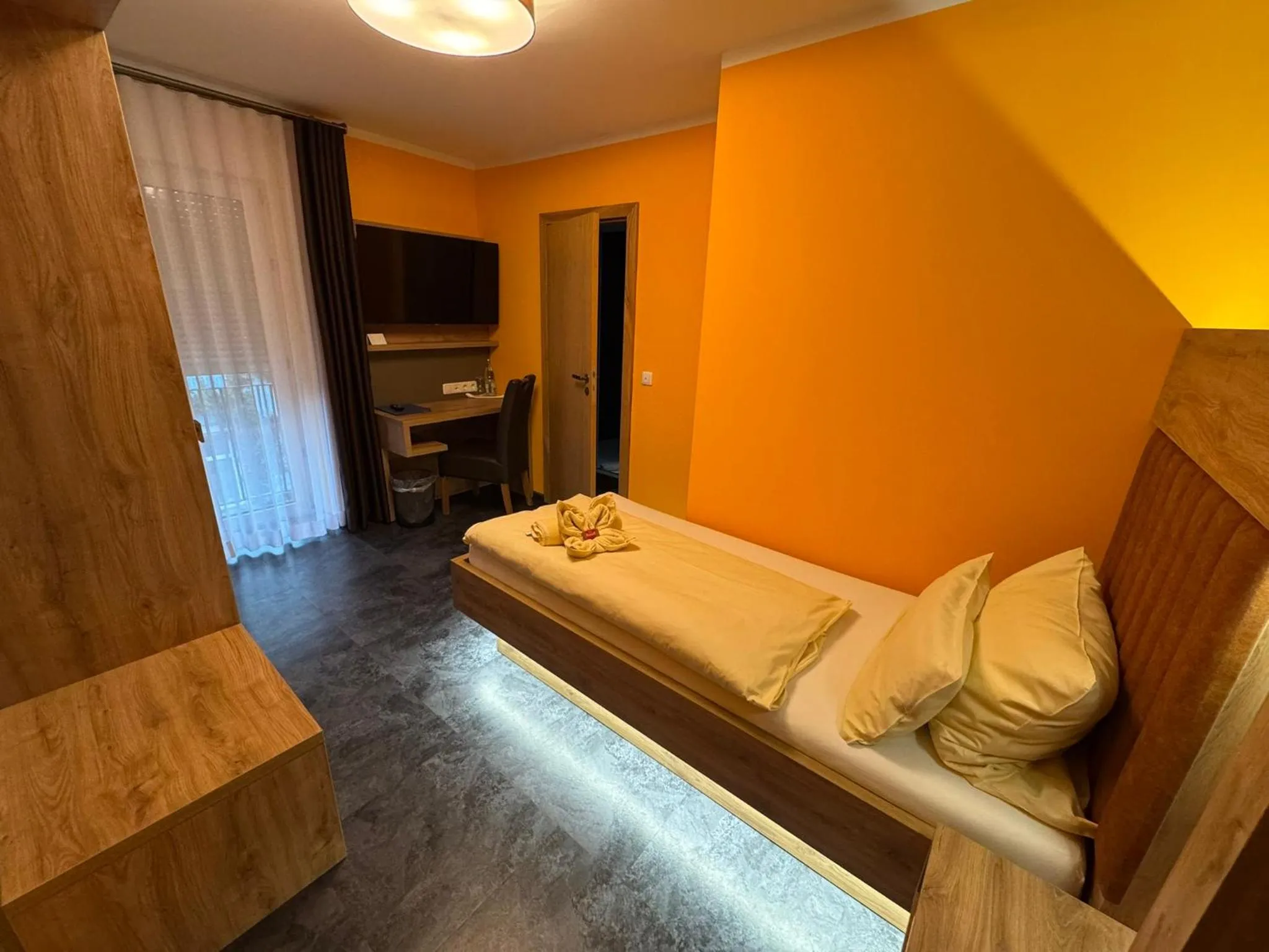 Photo of the whole room, Bed in Heidekönig Hotel Celle