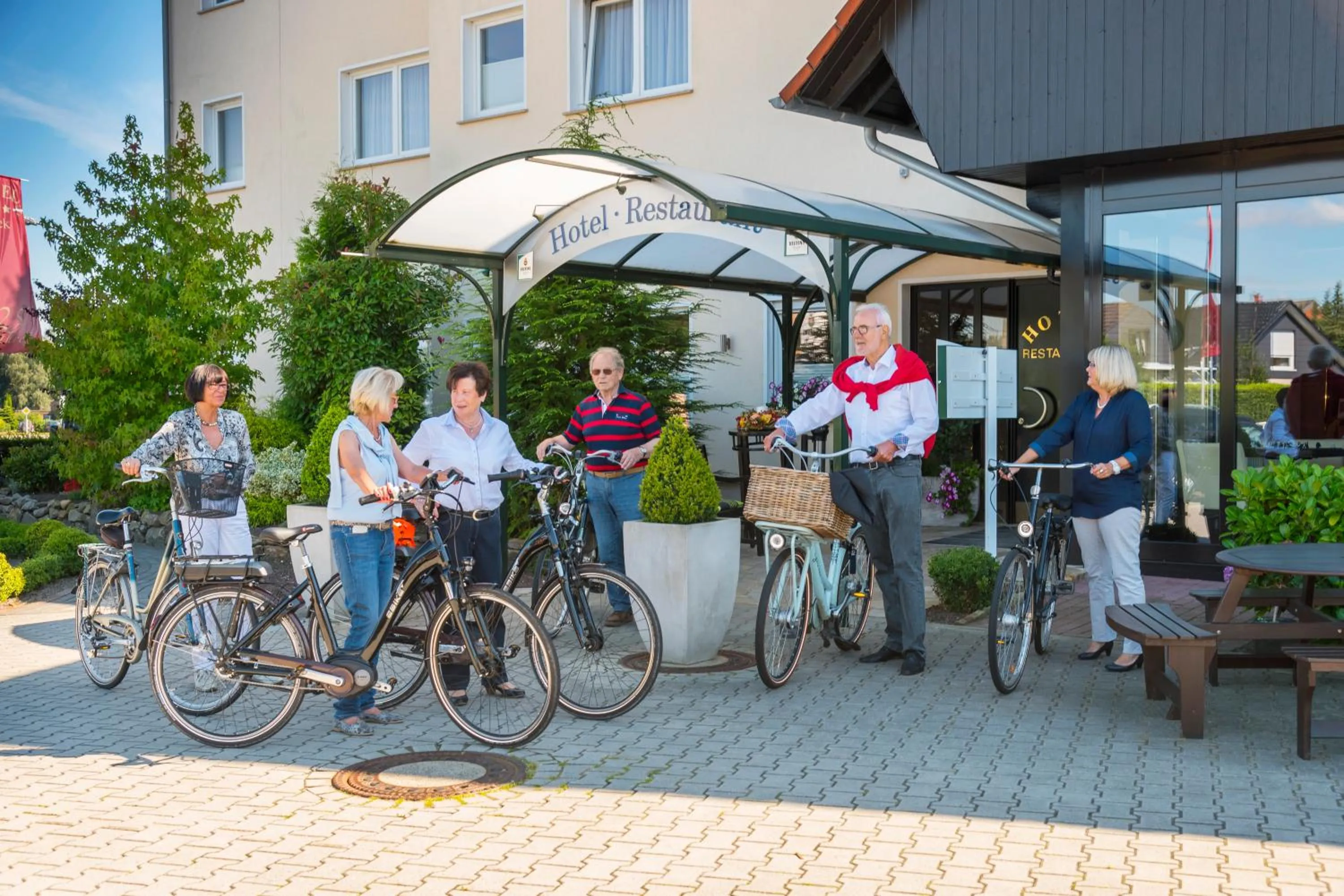 People in Hotel Tiek Superior