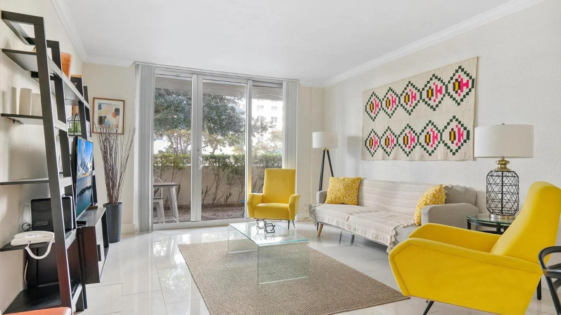 TV and multimedia in The Tides Ocean Luxury Suites