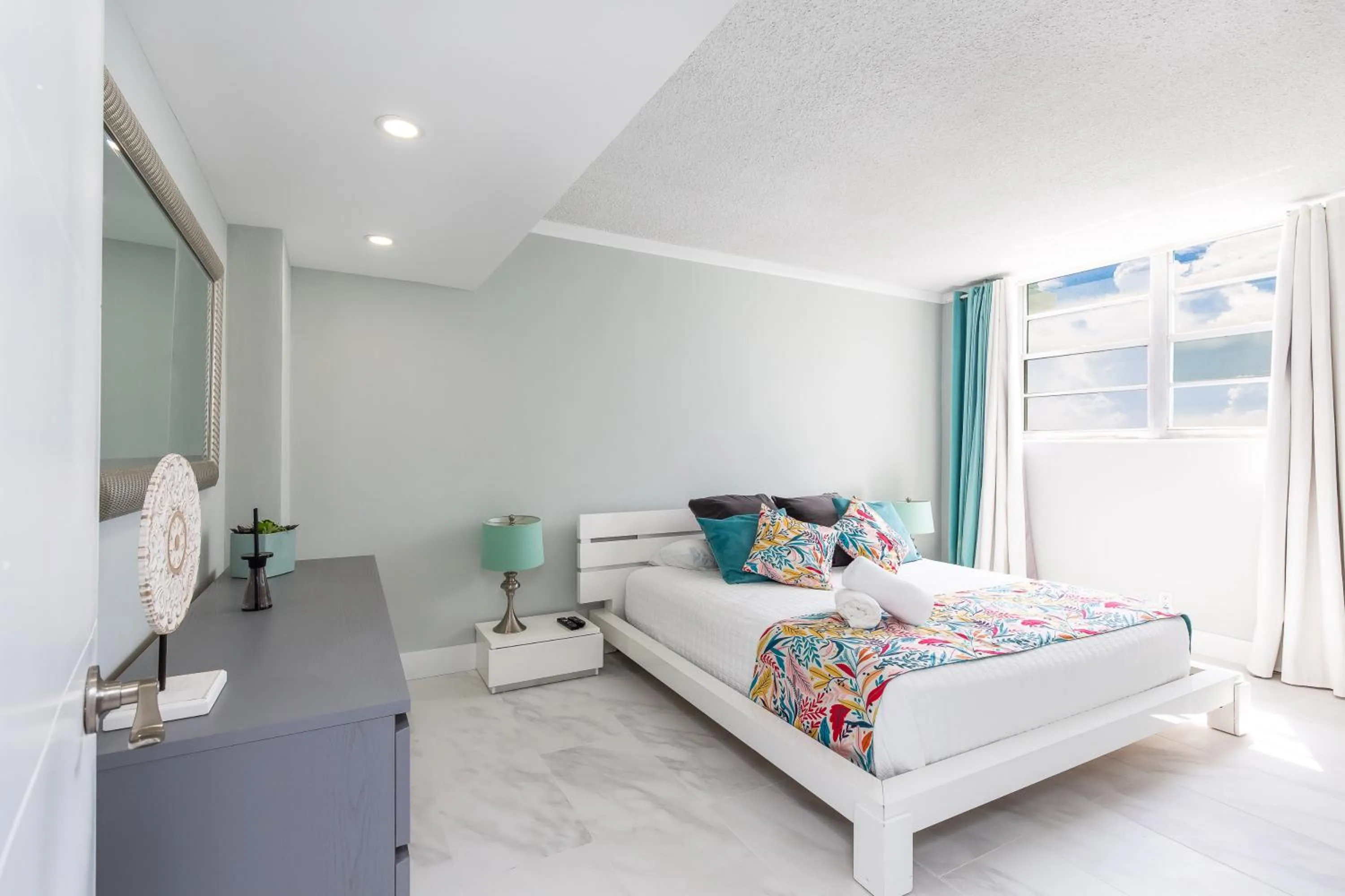 Bedroom, Bed in The Tides Ocean Luxury Suites