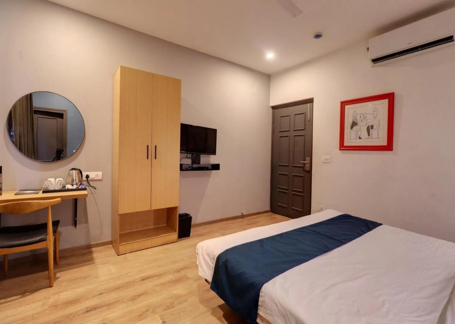 Photo of the whole room, Bed in Hotel Mystic Falls