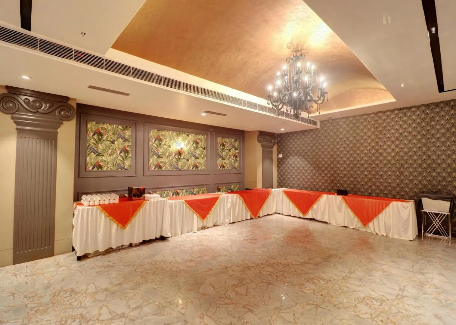 Restaurant/places to eat in Hotel Mystic Falls