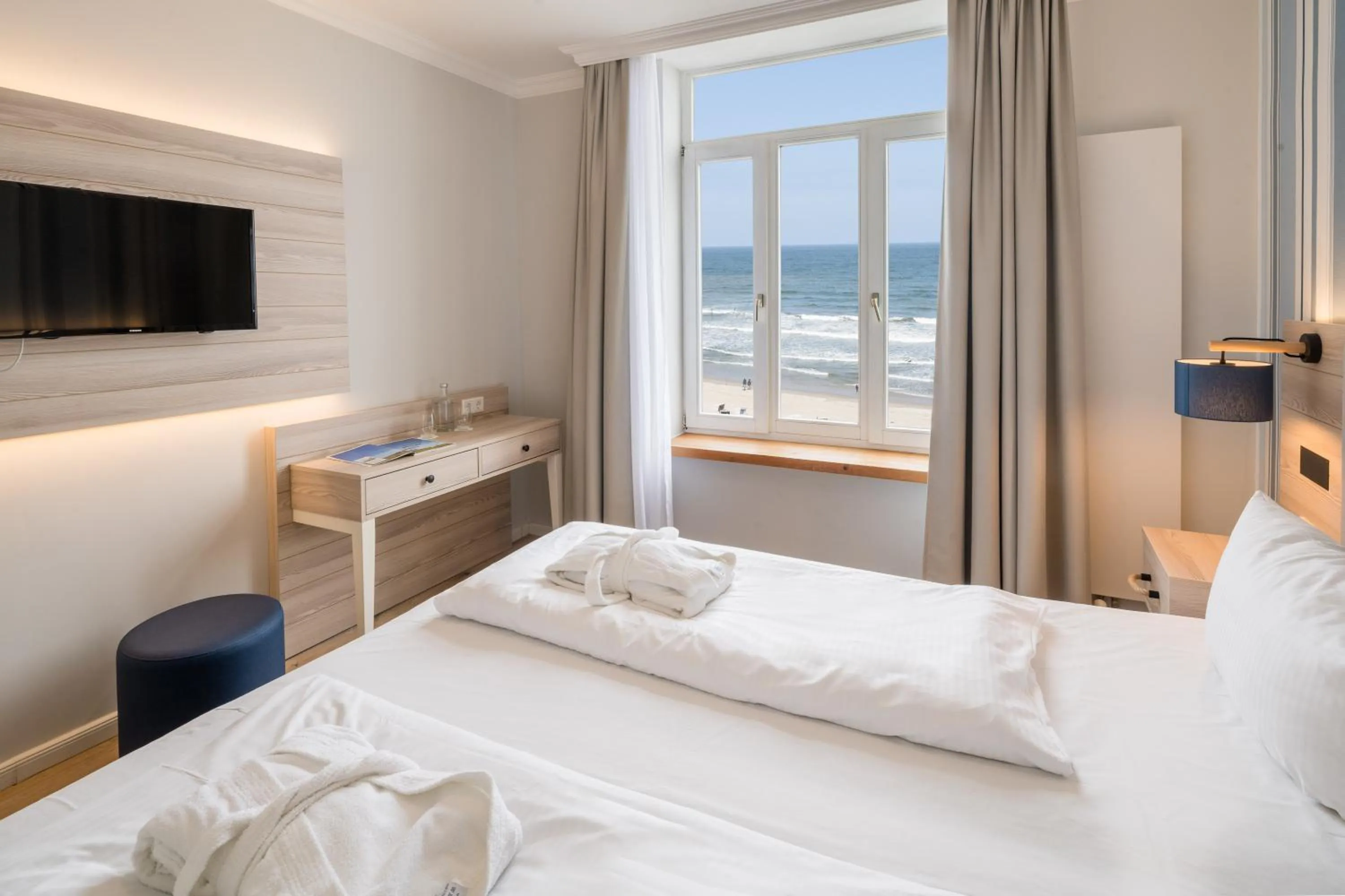 Bedroom, Bed in Strandhotel Gerken