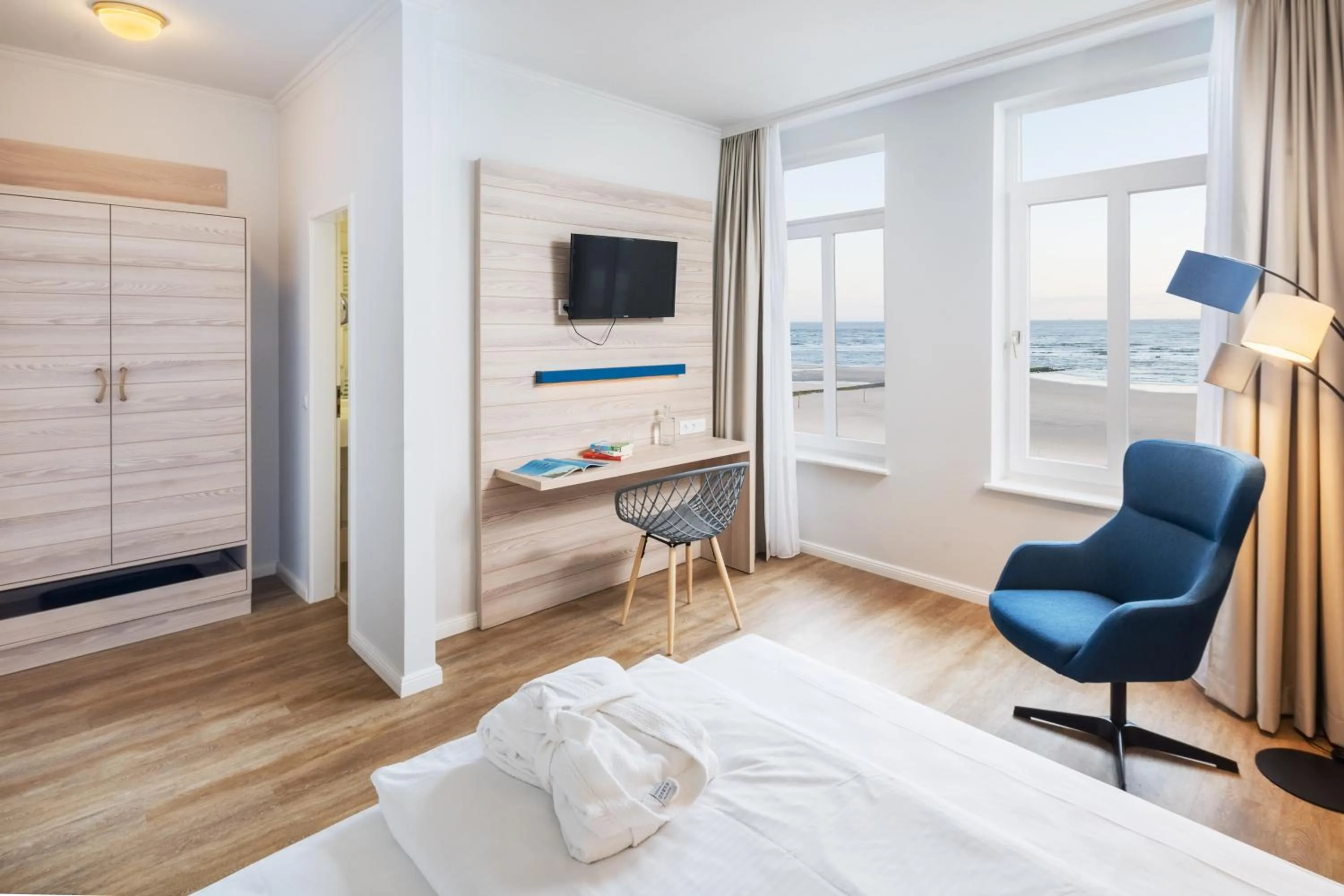 Photo of the whole room, Bed in Strandhotel Gerken