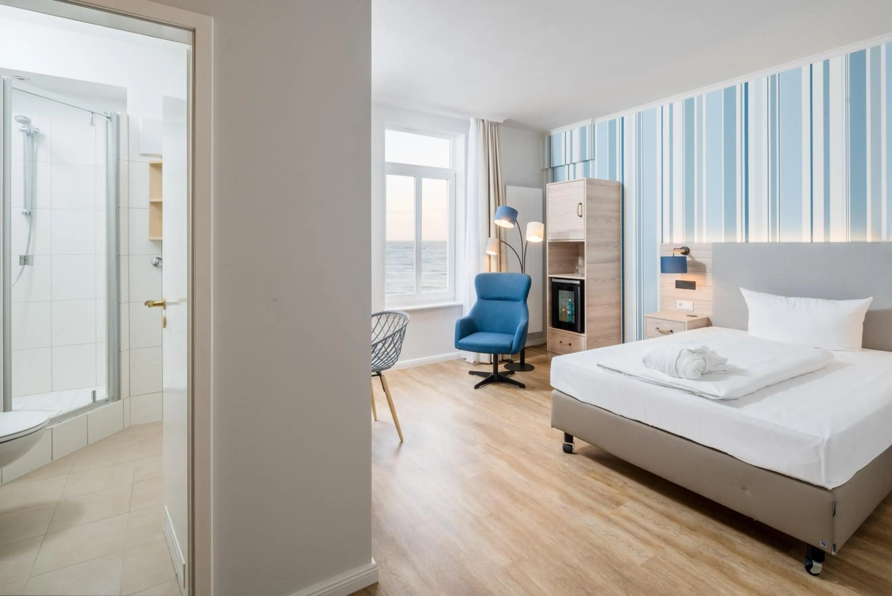 Photo of the whole room, Bed in Strandhotel Gerken