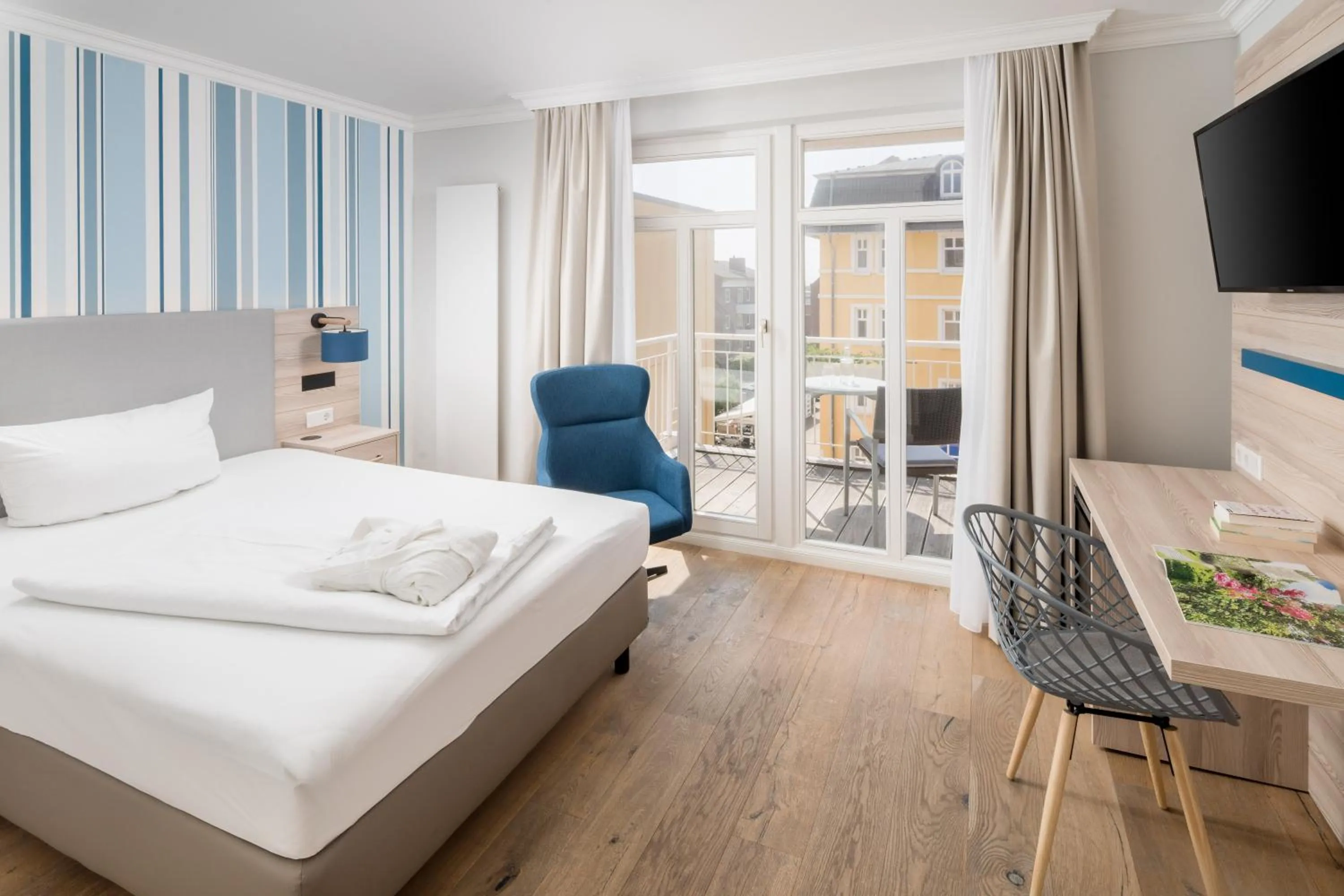 Photo of the whole room, Bed in Strandhotel Gerken