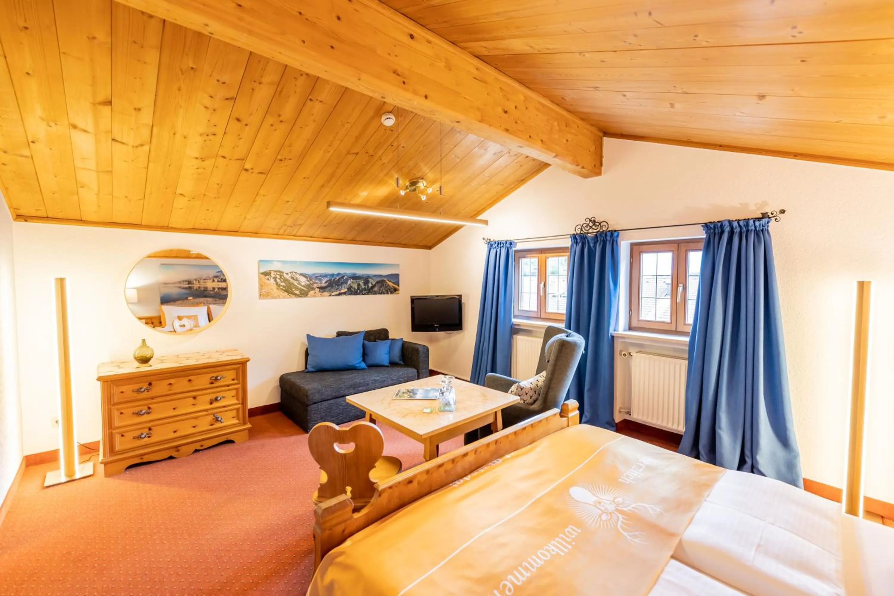 Photo of the whole room, Bed in Hotel Hubertus Schliersee