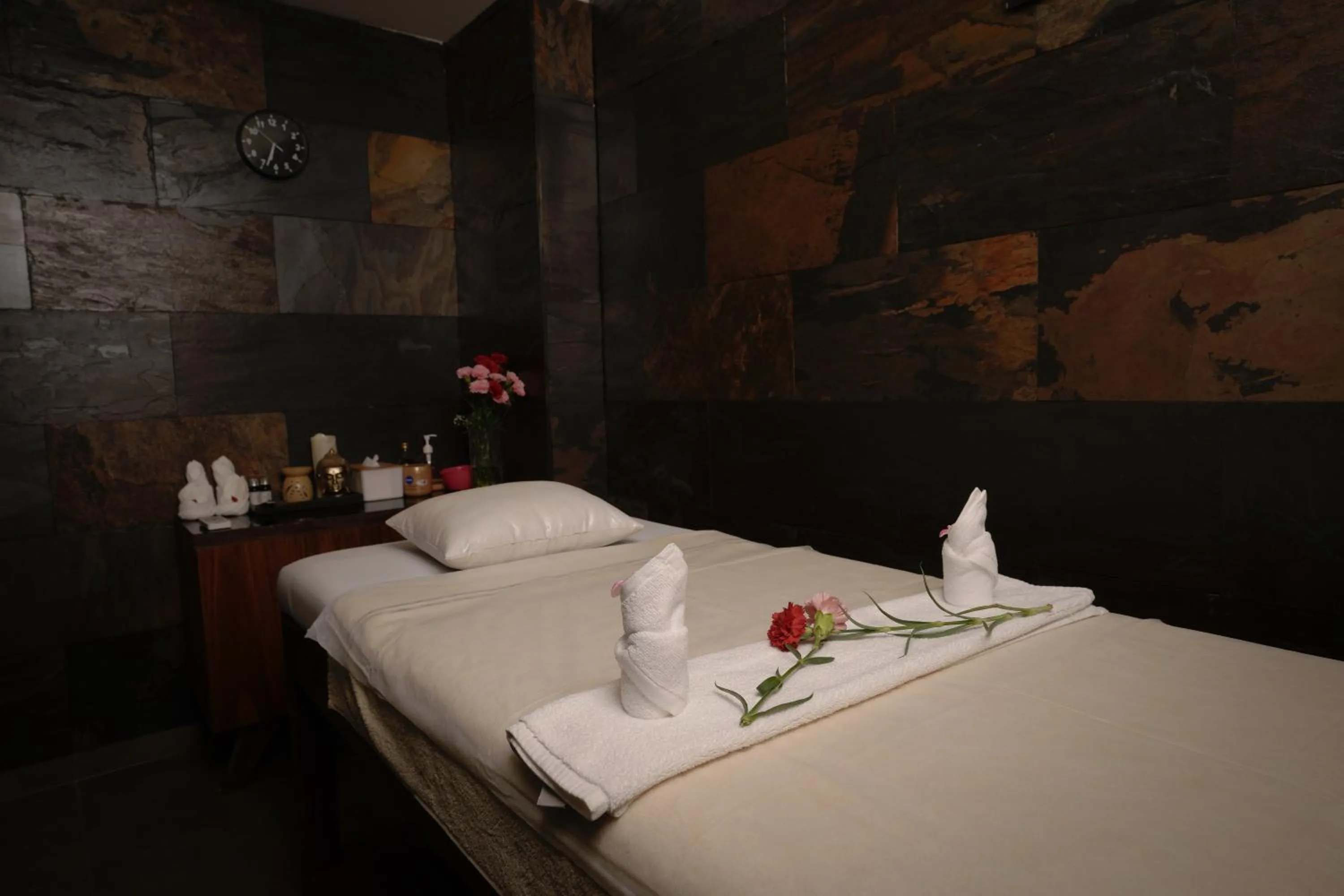 Spa and wellness centre/facilities, Bed in Lazdana Hotel Bangalore