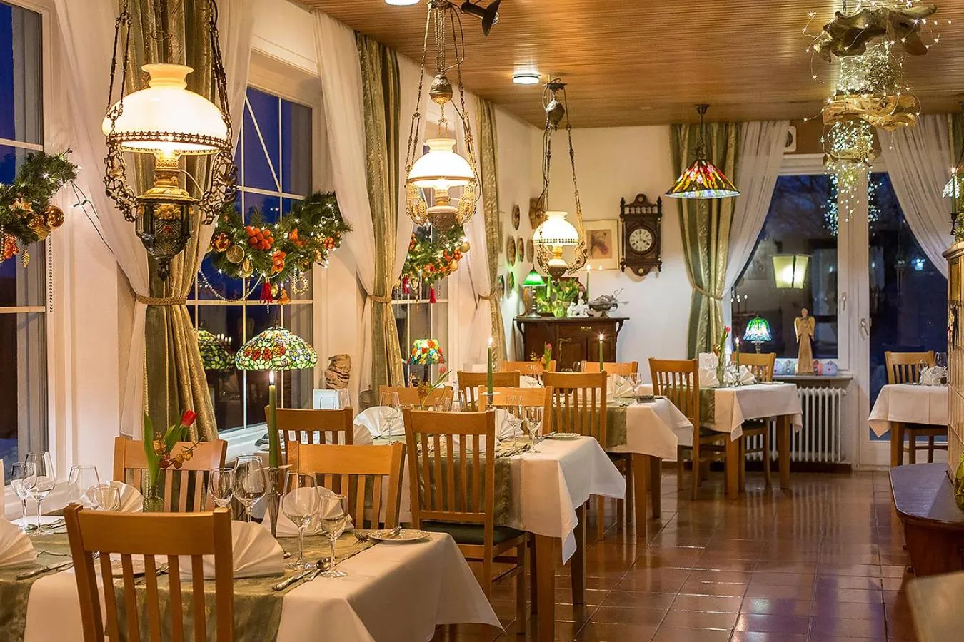 Restaurant/places to eat in Hotel Diana