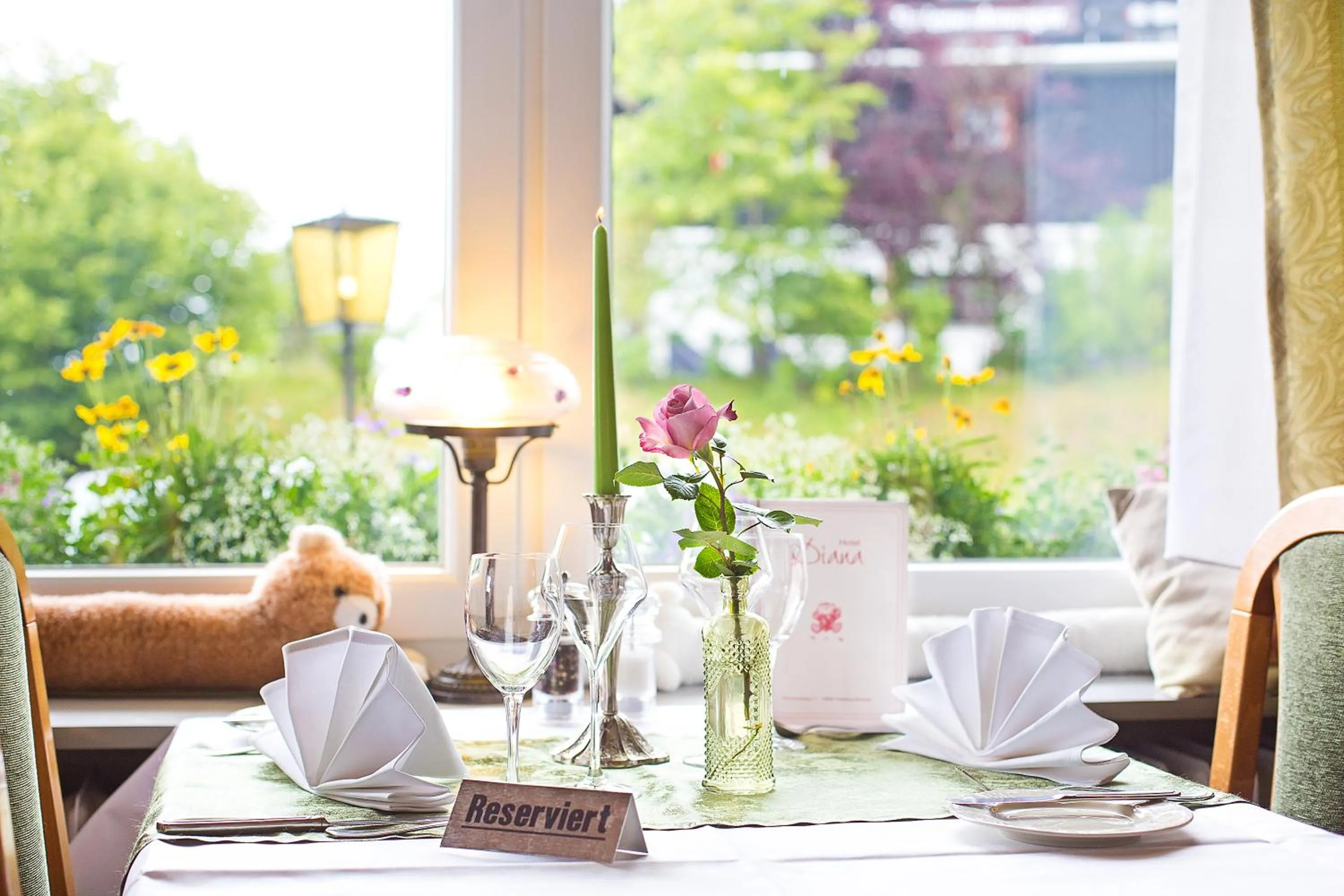 Restaurant/places to eat in Hotel Diana