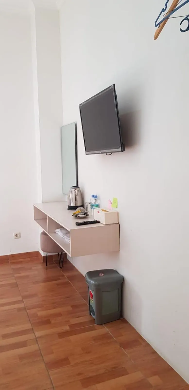 hair dresser, TV/Entertainment Center in D'Journey Hotel