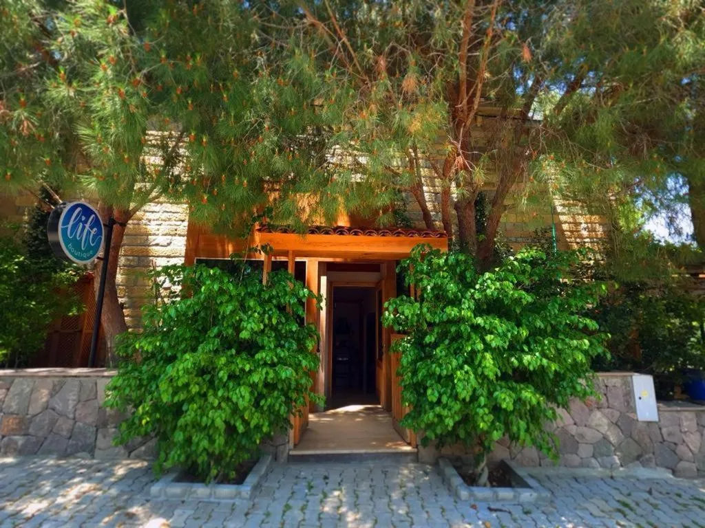 Property building in Life Butiq Otel