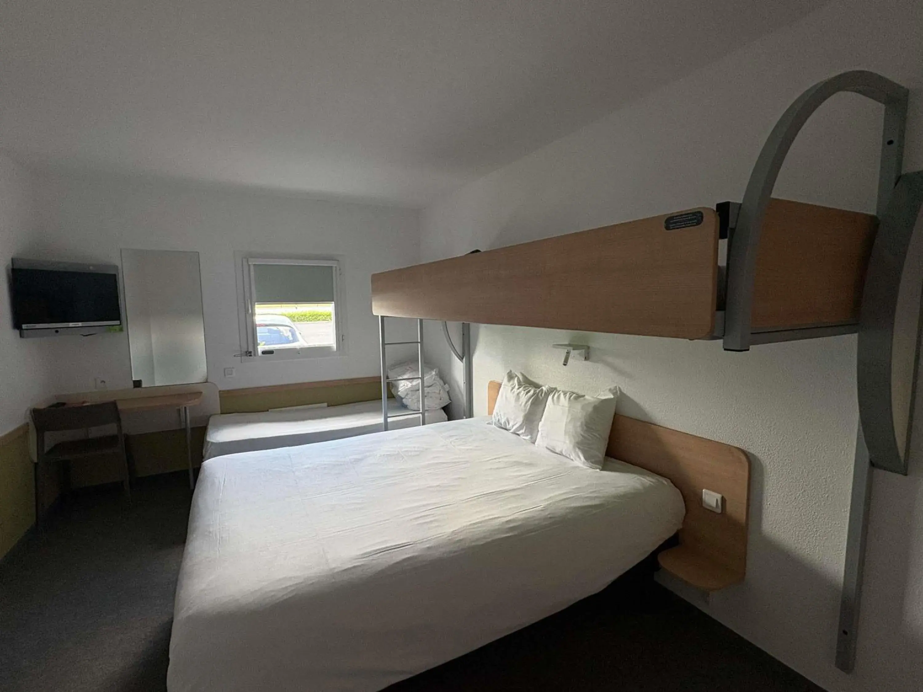 Double Room with Bunk Bed in Ibis Budget Ancenis Double Room with Bunk Bed in Ibis Budget Ancenis