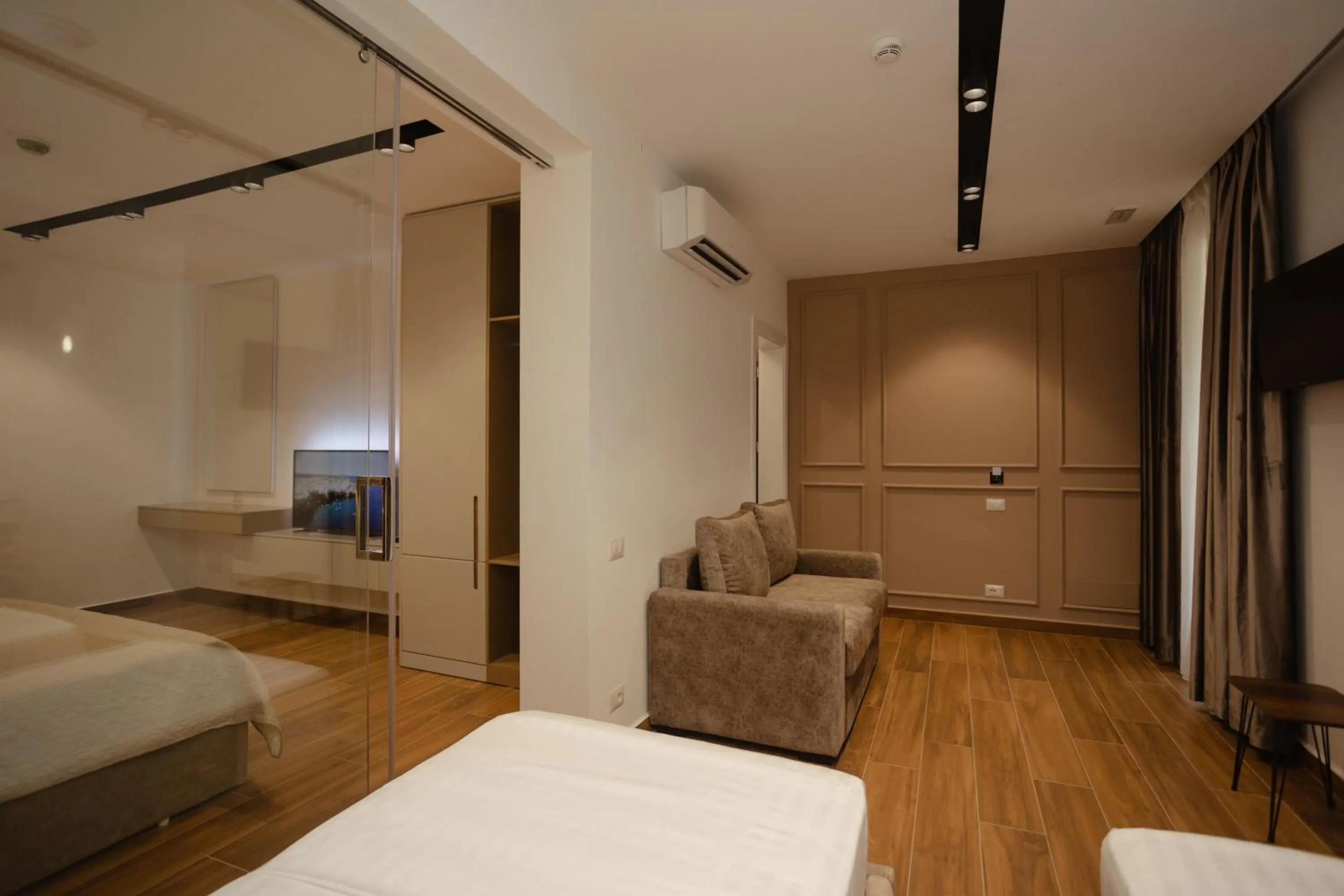 Communal lounge/ TV room, Bed in KOMPLEKSI ROYAL