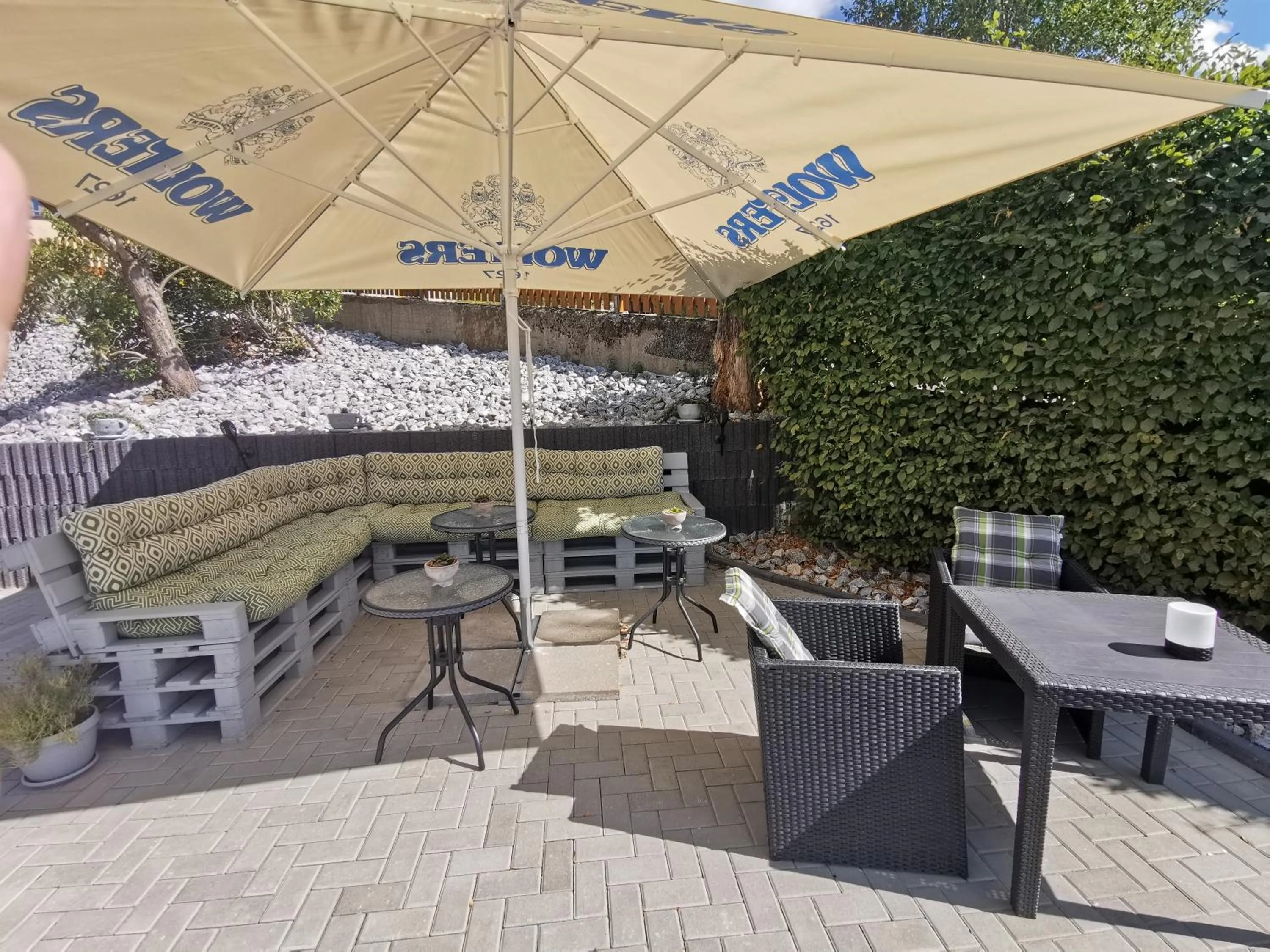 Restaurant/places to eat in Memory Hotel