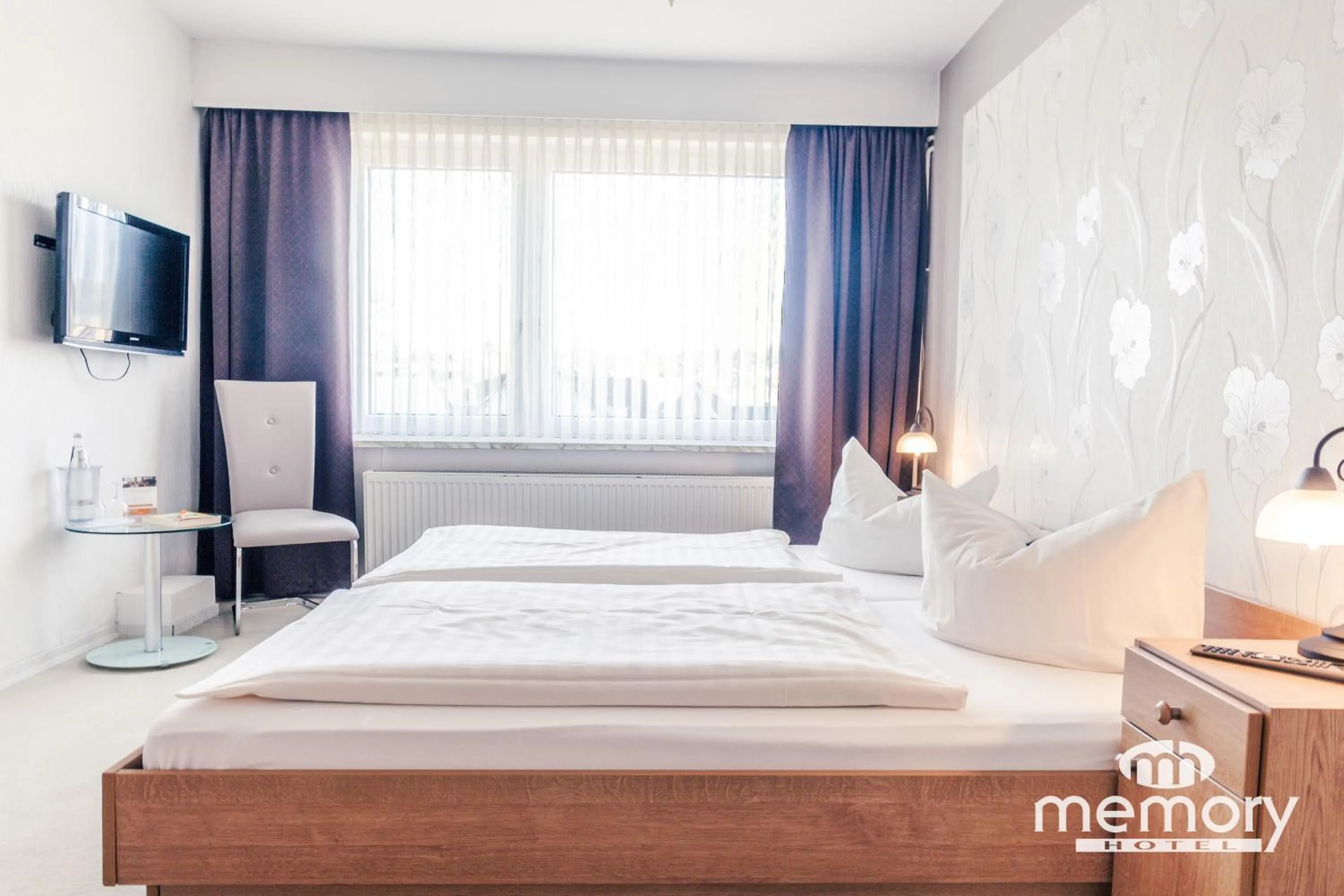 Photo of the whole room, Bed in Memory Hotel