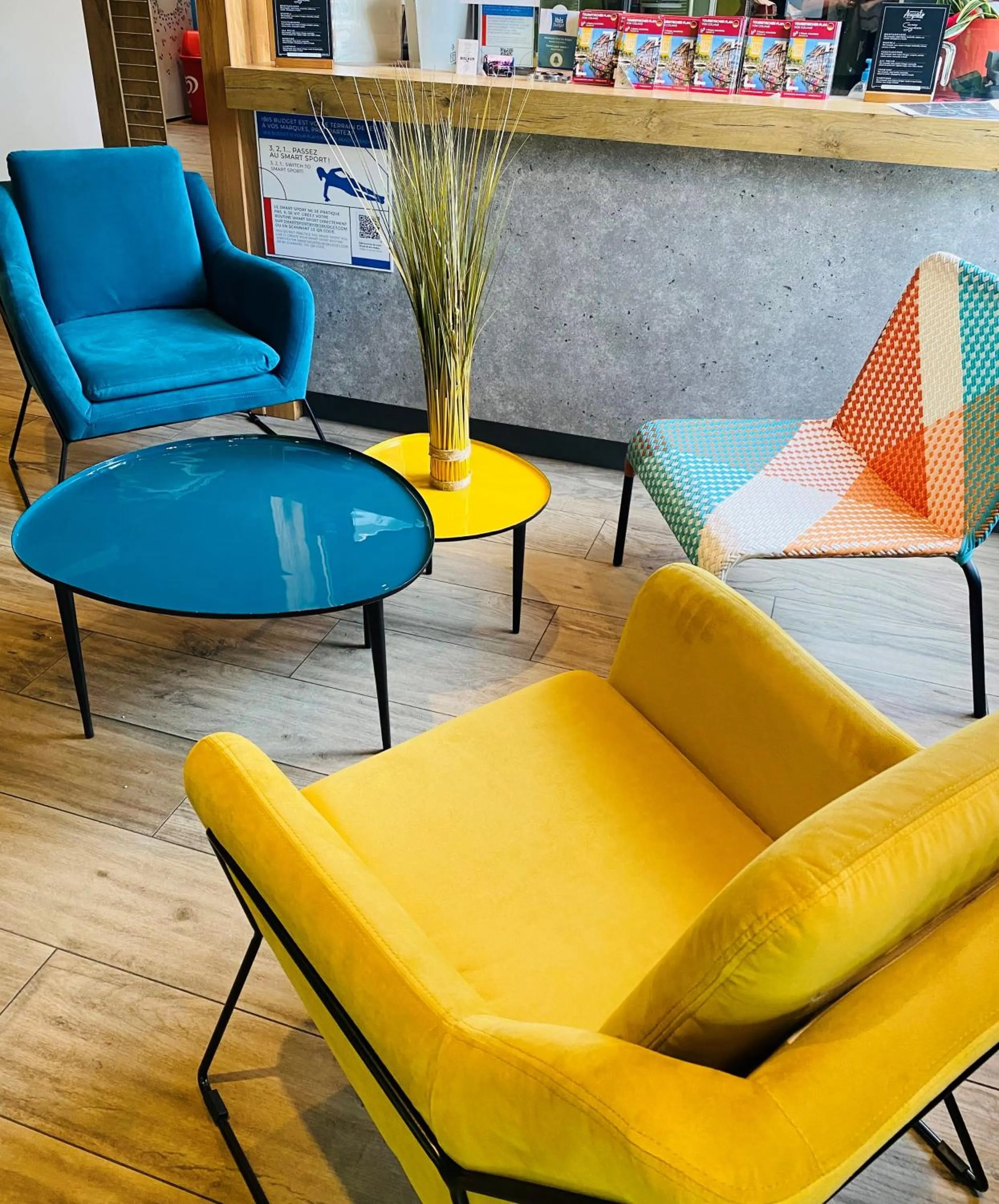Seating area in ibis Budget Colmar Centre Gare