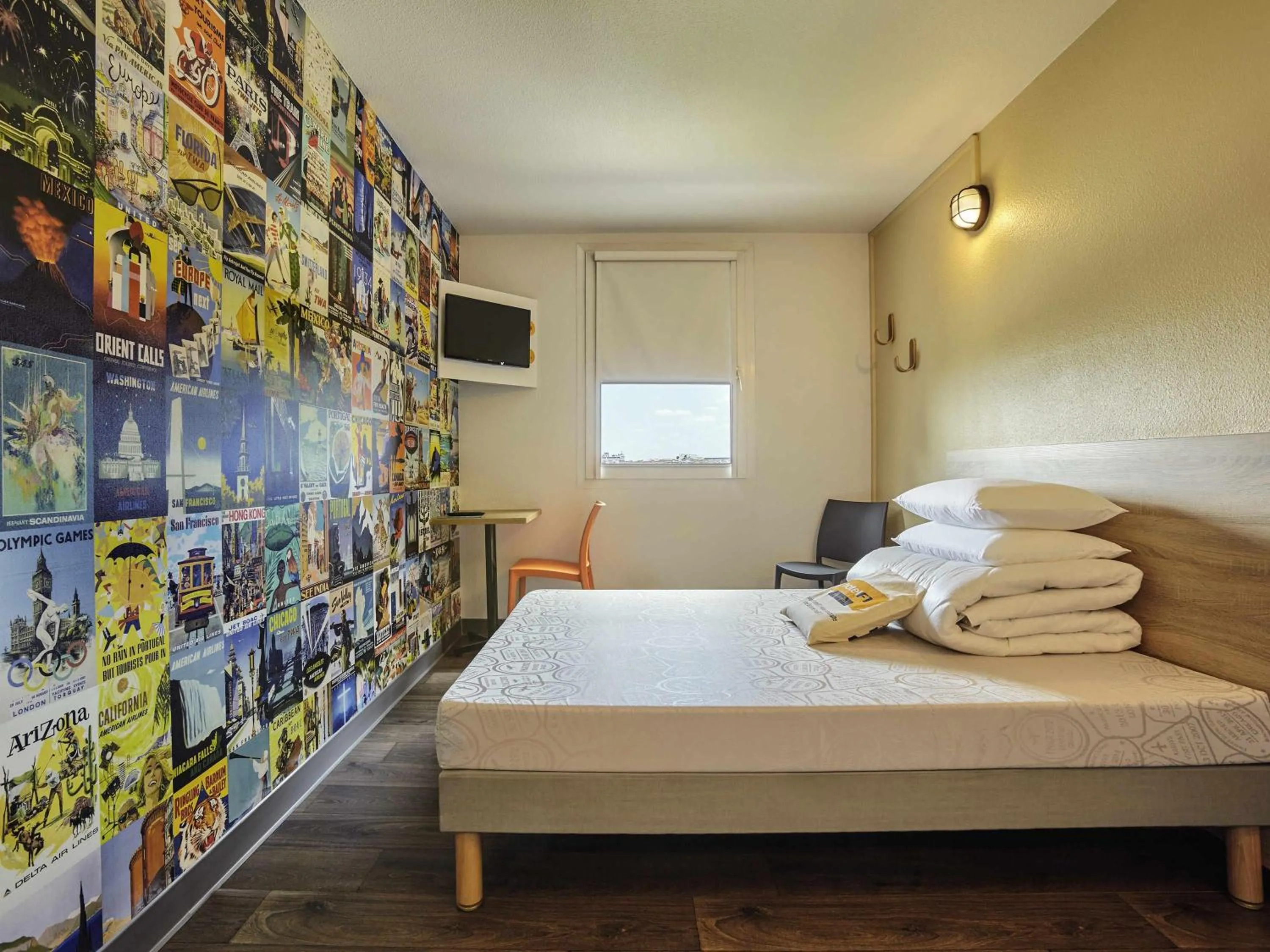 Bedroom, Bed in hotelF1 Laval