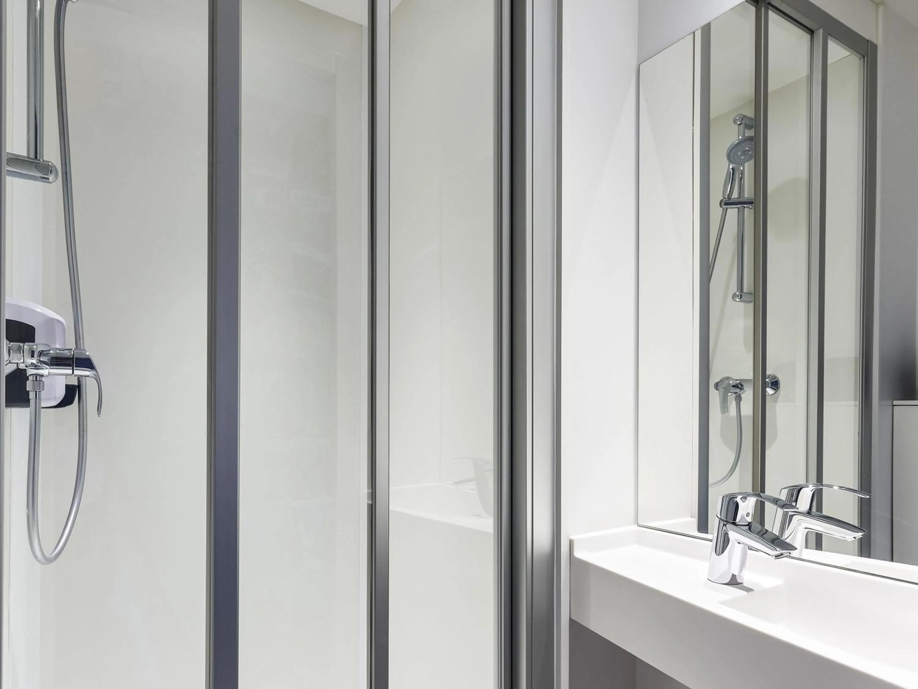 Bedroom in hotelF1 Laval