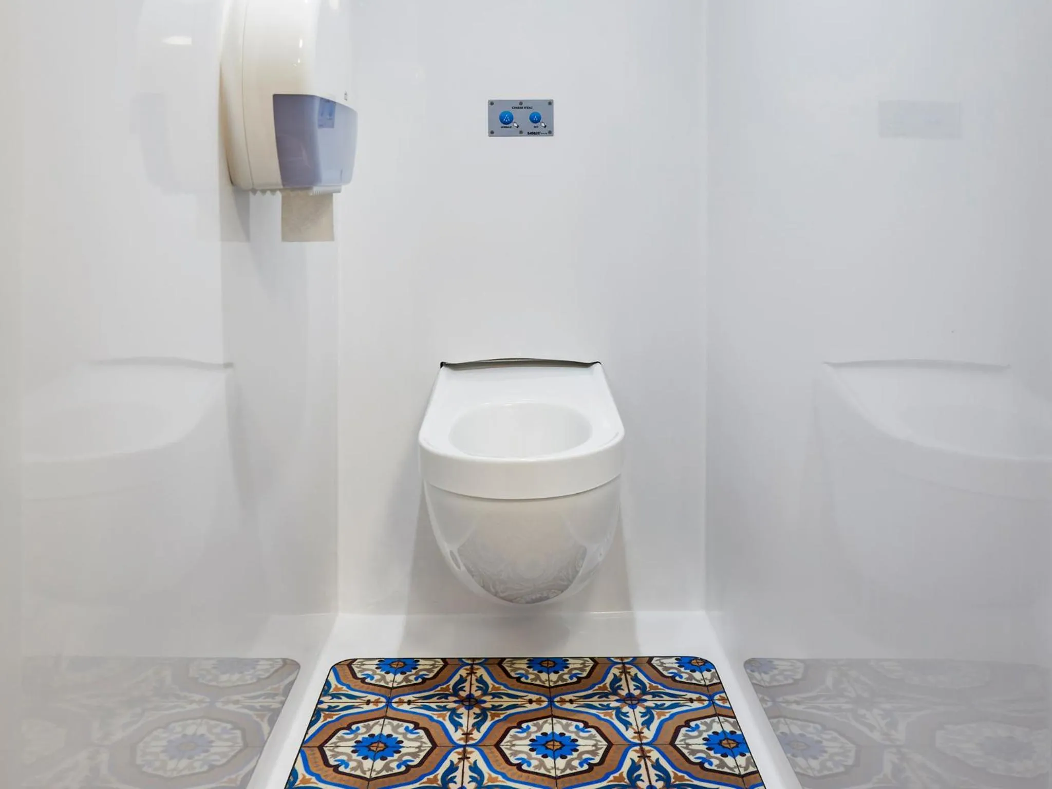 Toilet in hotelF1 Laval